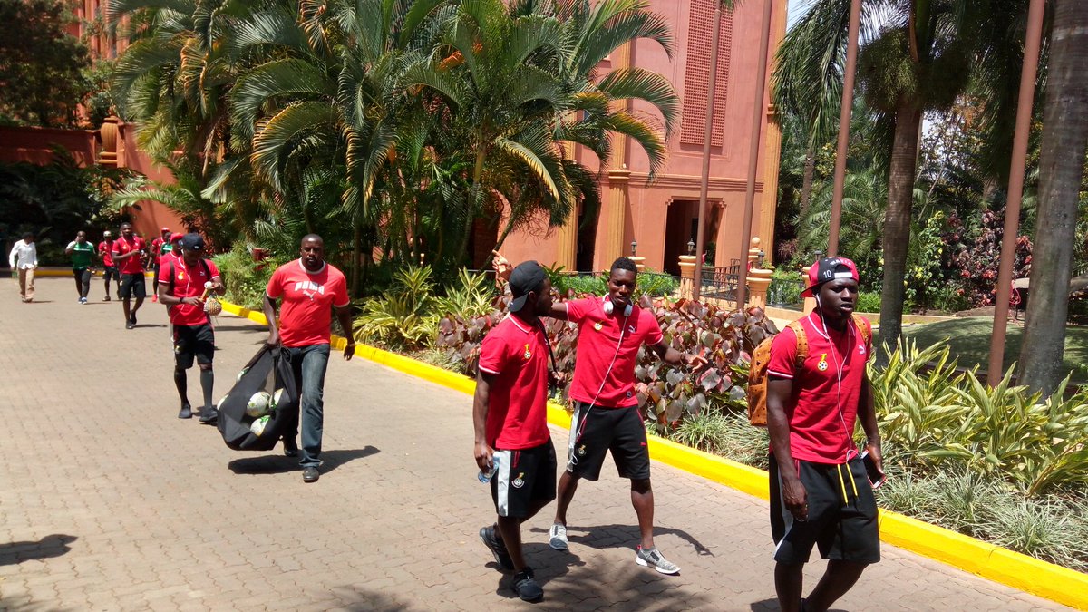 لاعبو اوغندا يغادرون فندق الاقامة