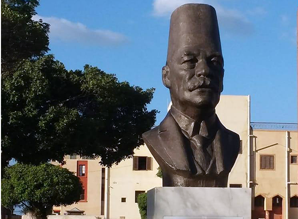 تمثال الزعيم سعد زغلول الواقع وسط الحديقة 