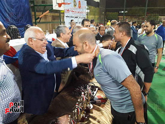 محافظ بورسعيد يسلم جوائز الفرق الفائزة