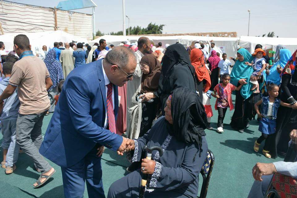 سكرتير عام محافظة الوادى أثناء حديثة مع أحد السيدات بالقافلة