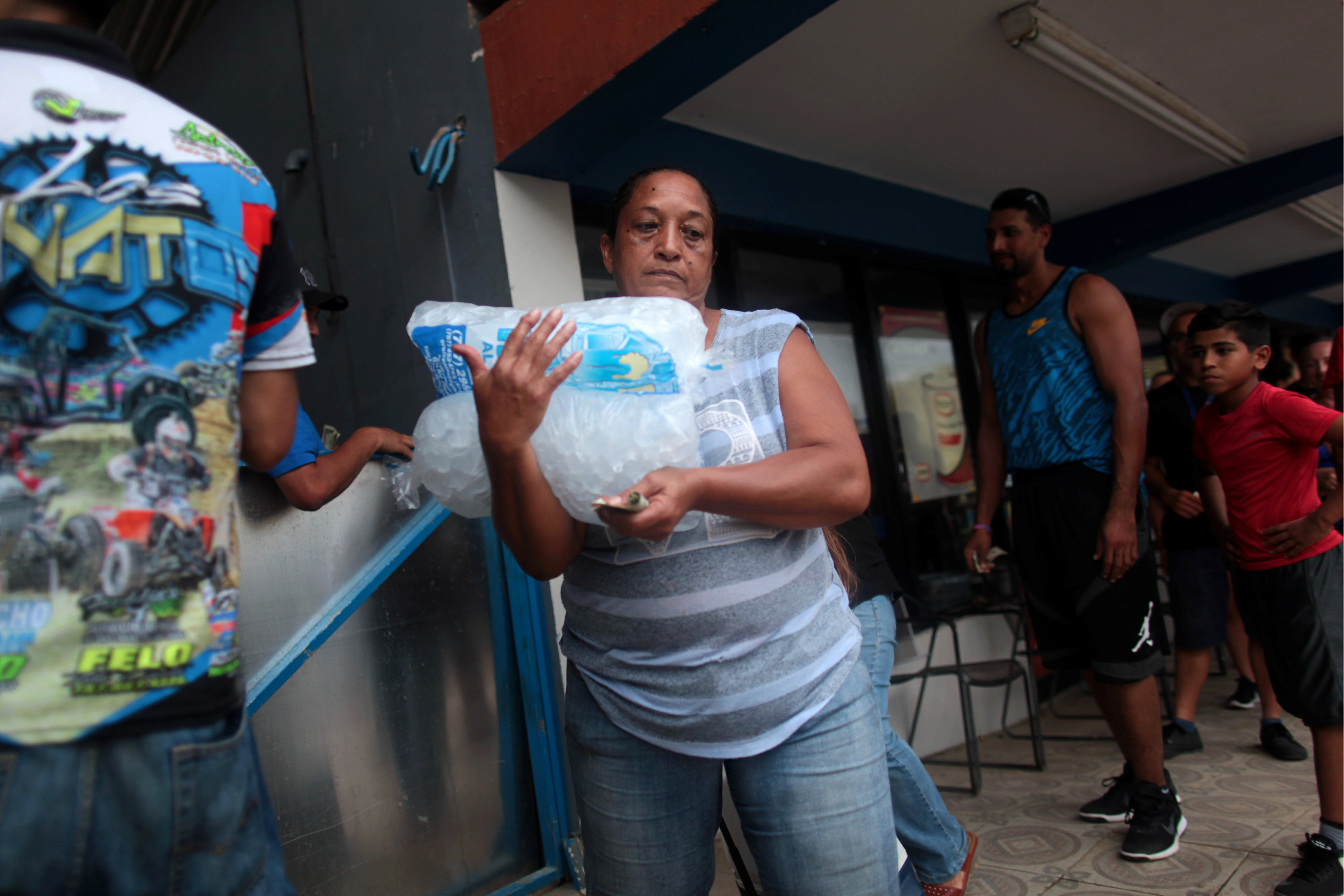 مواطنو بورتوريكو يشترون احتياجاتهم من المتاجر