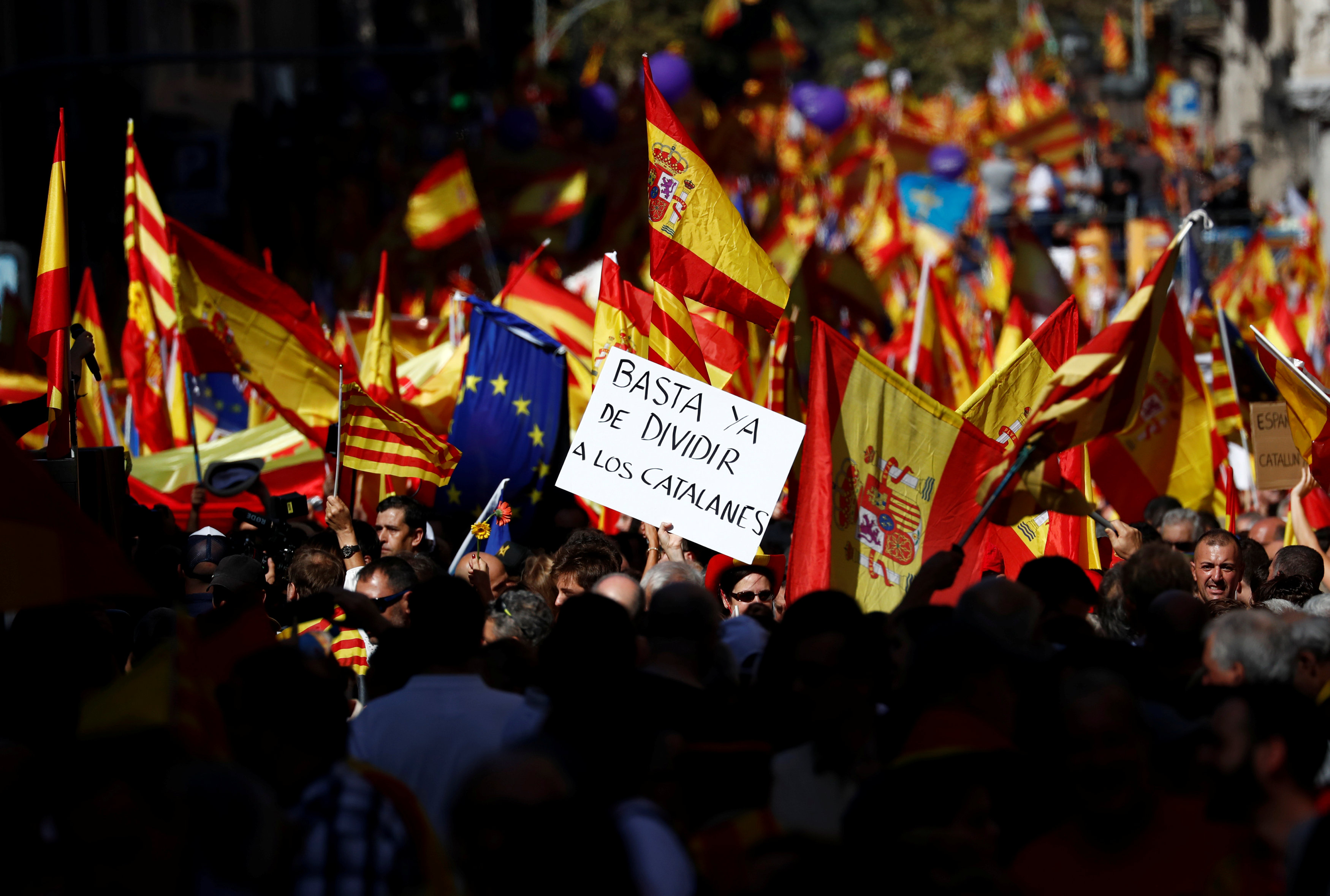 الآلاف يحتشدون فى إسبانيا لرفض انفصال كتالونيا ودعم وحدة بلادهم