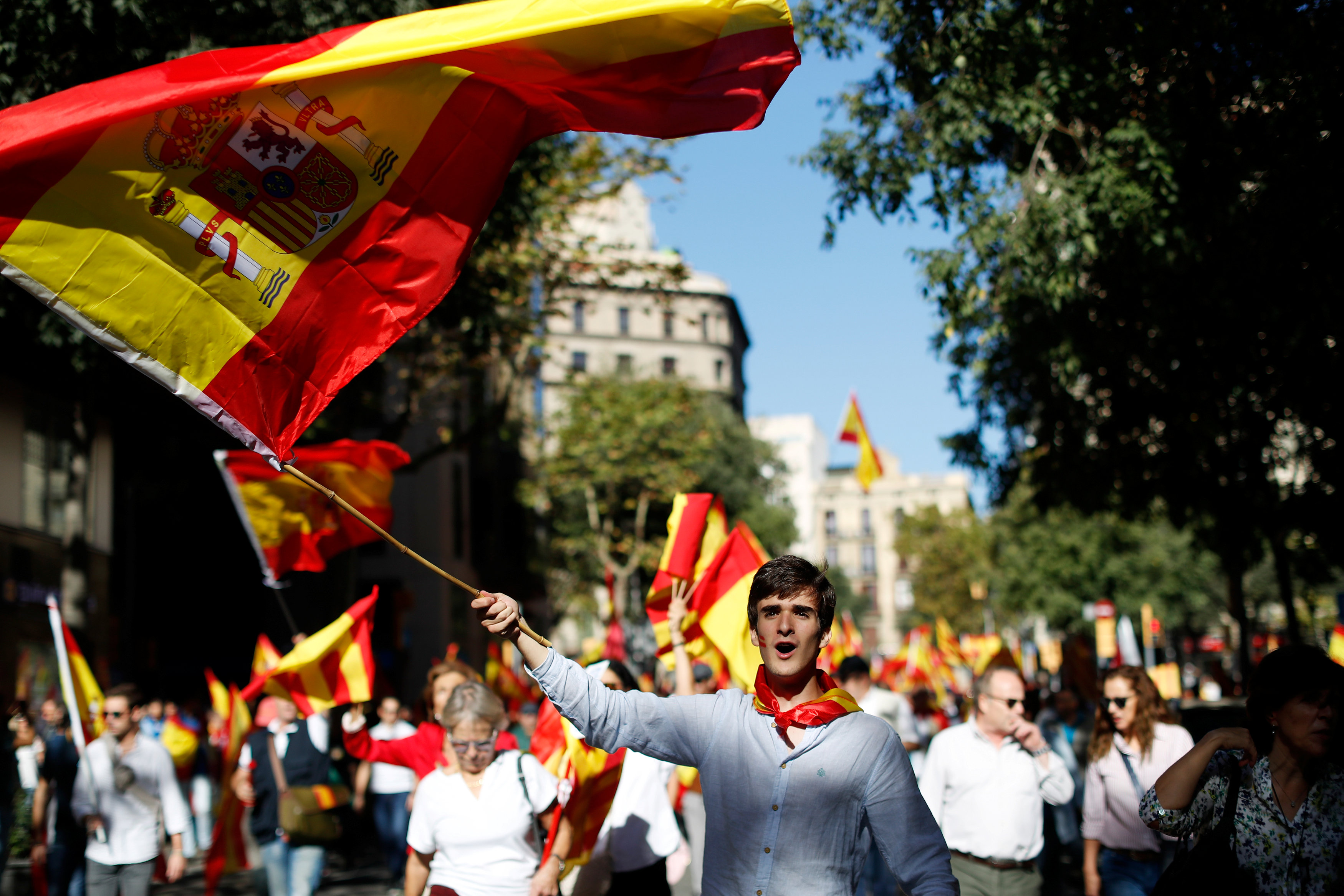 أحد المتظاهرين يلوح بعلم إسبانيا