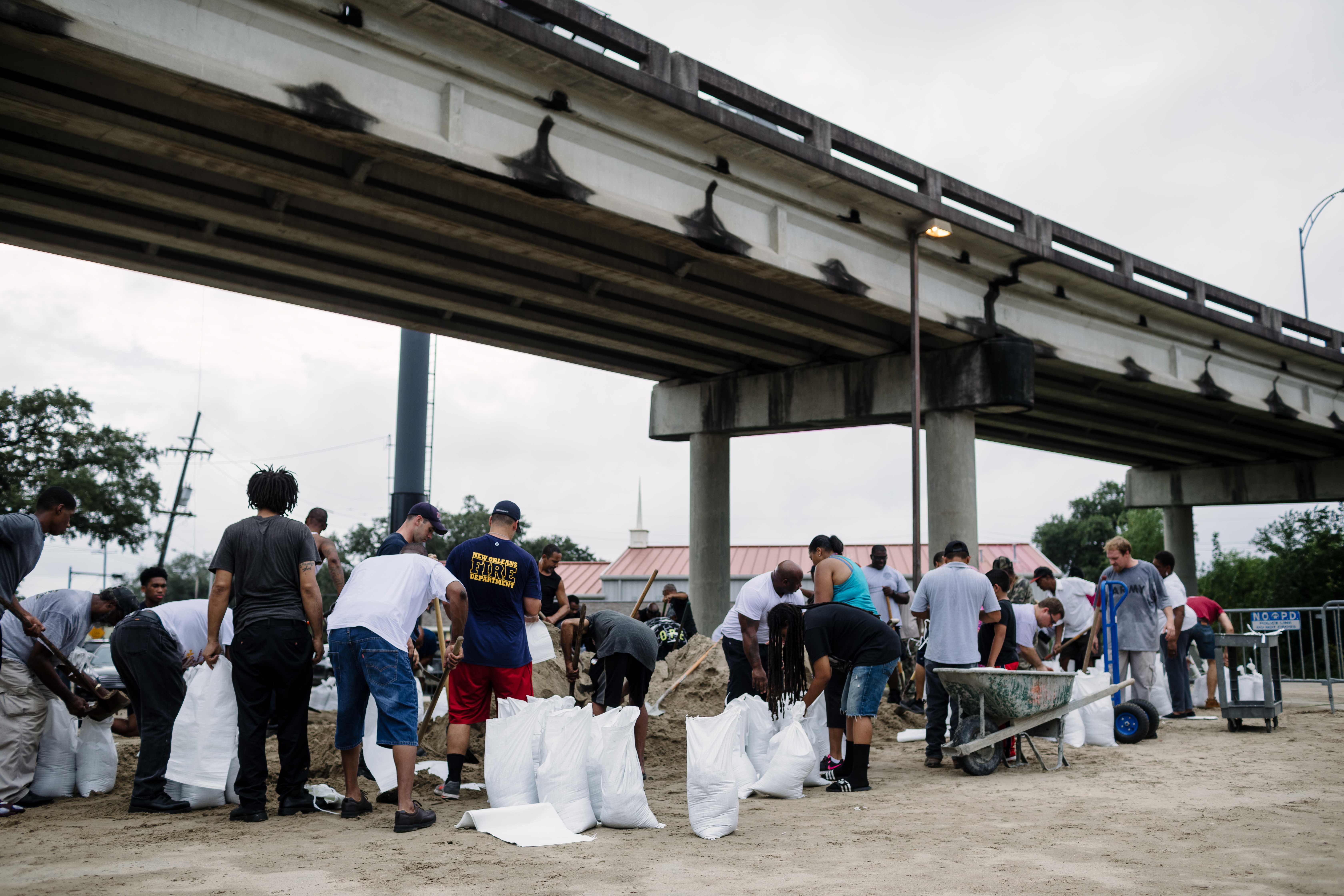 مواطنون يجمعون أجولة الرمال لحماية منازلهم من الإعصار