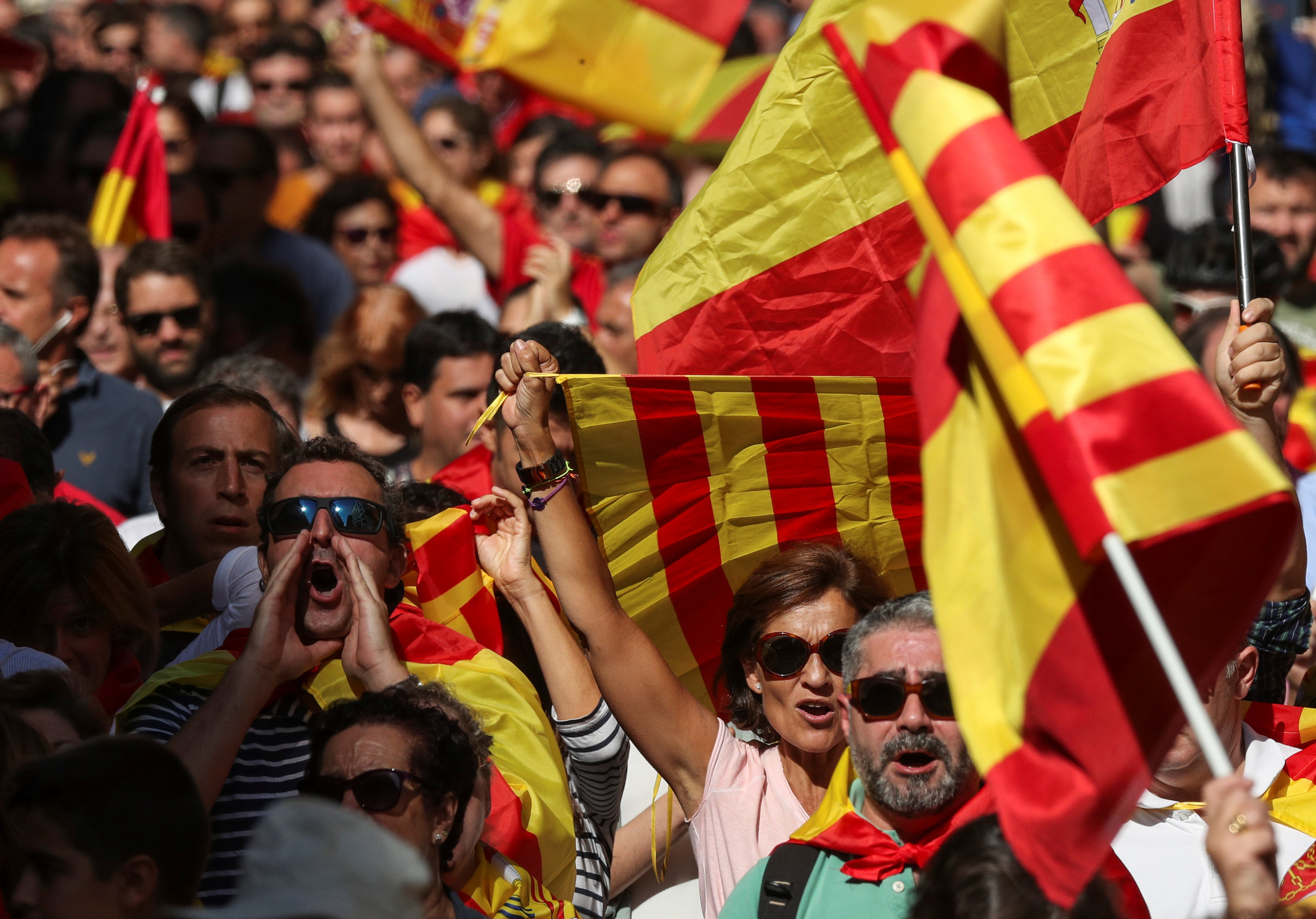 الآلاف يتظاهرون  فى إسبانيا لرفض انفصال كتالونيا ودعم وحدة بلادهم