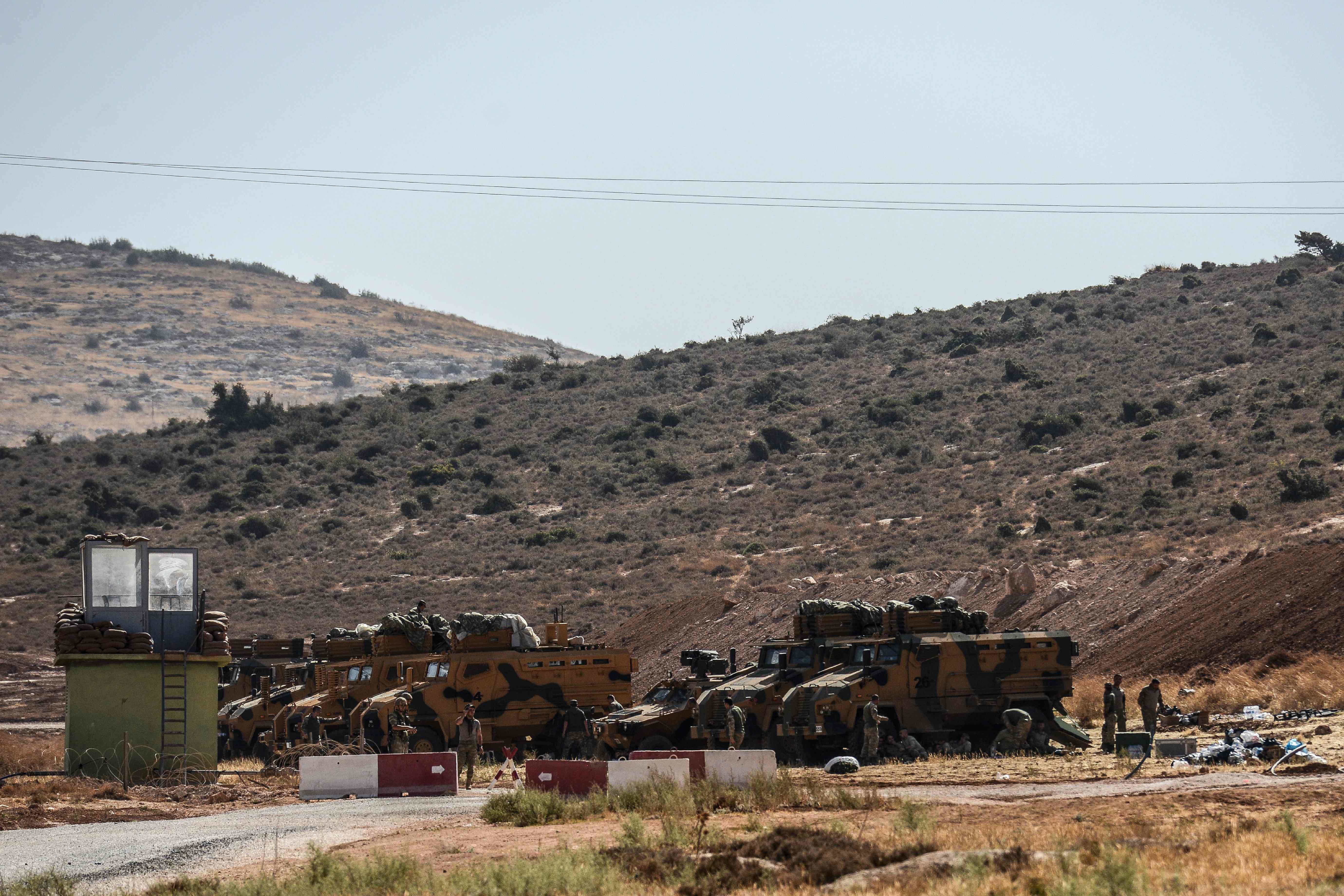 آليات عسكرية تركية على الحدود السورية