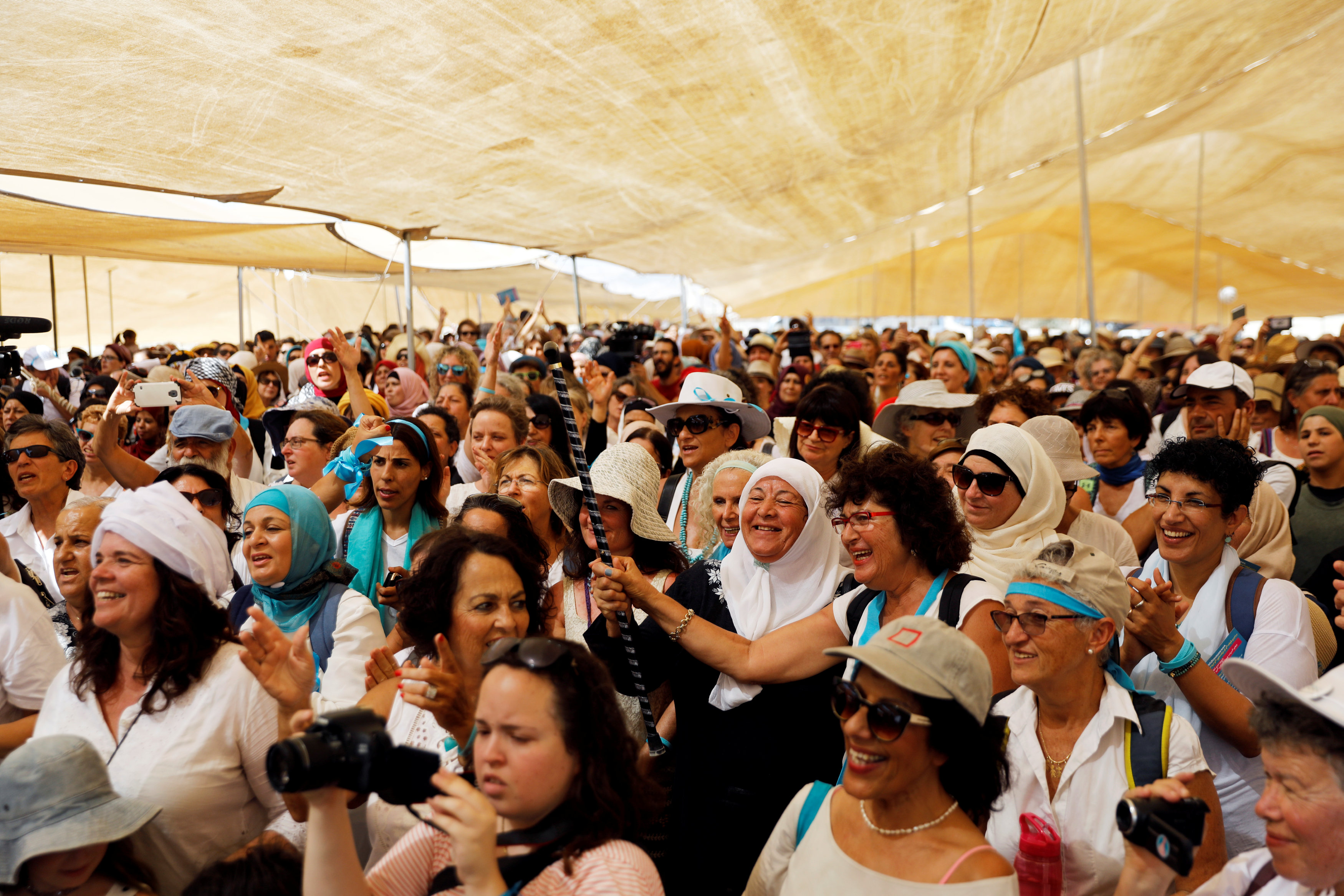 سيدات تابعات للمنظمة الرافضة للتوتر الاسرائيلى الفلسطينى يلتقطن صورا تذكارية مع سيدات فلسطينيات