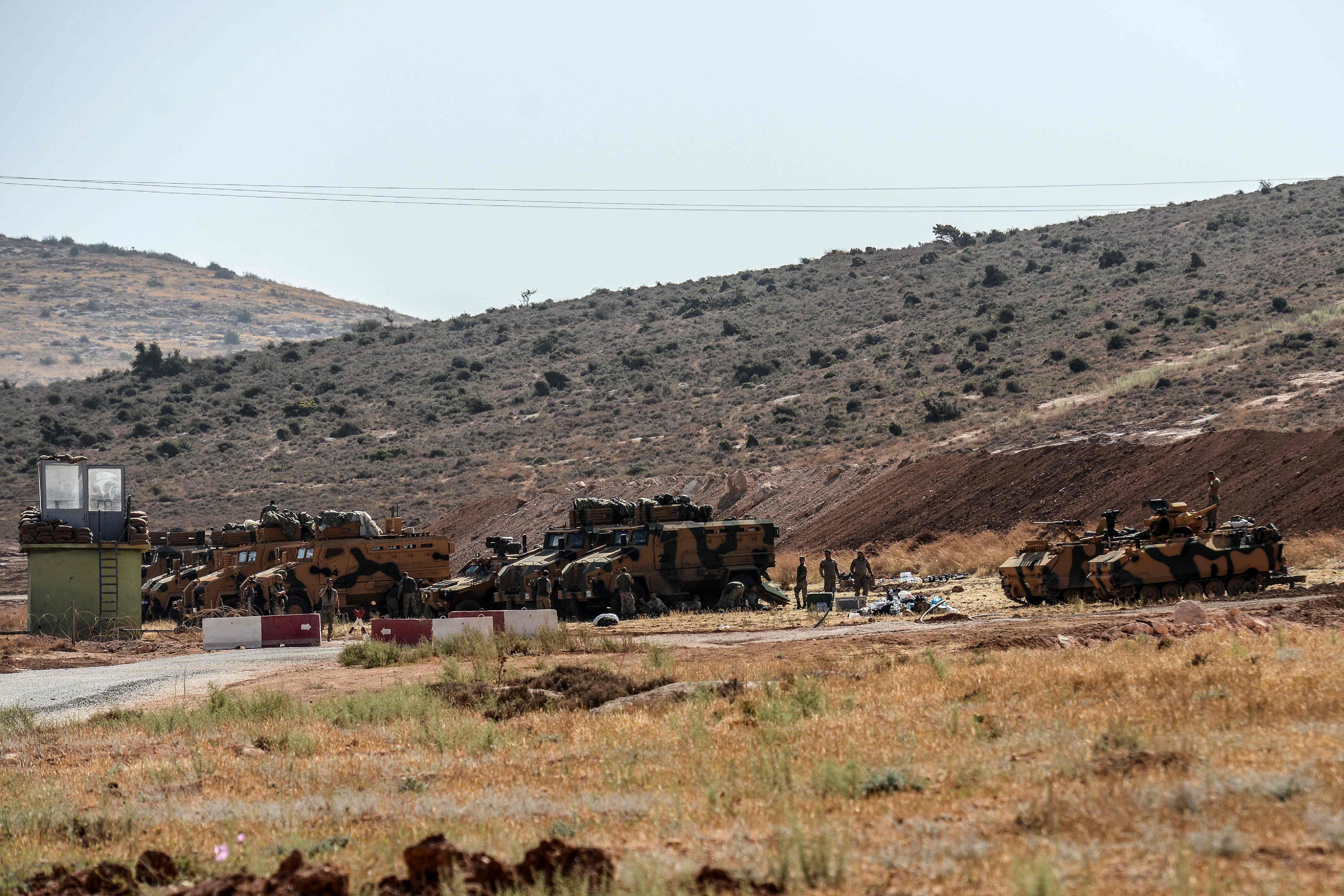 عدد من الآليات العسكرية التركية على الحدود