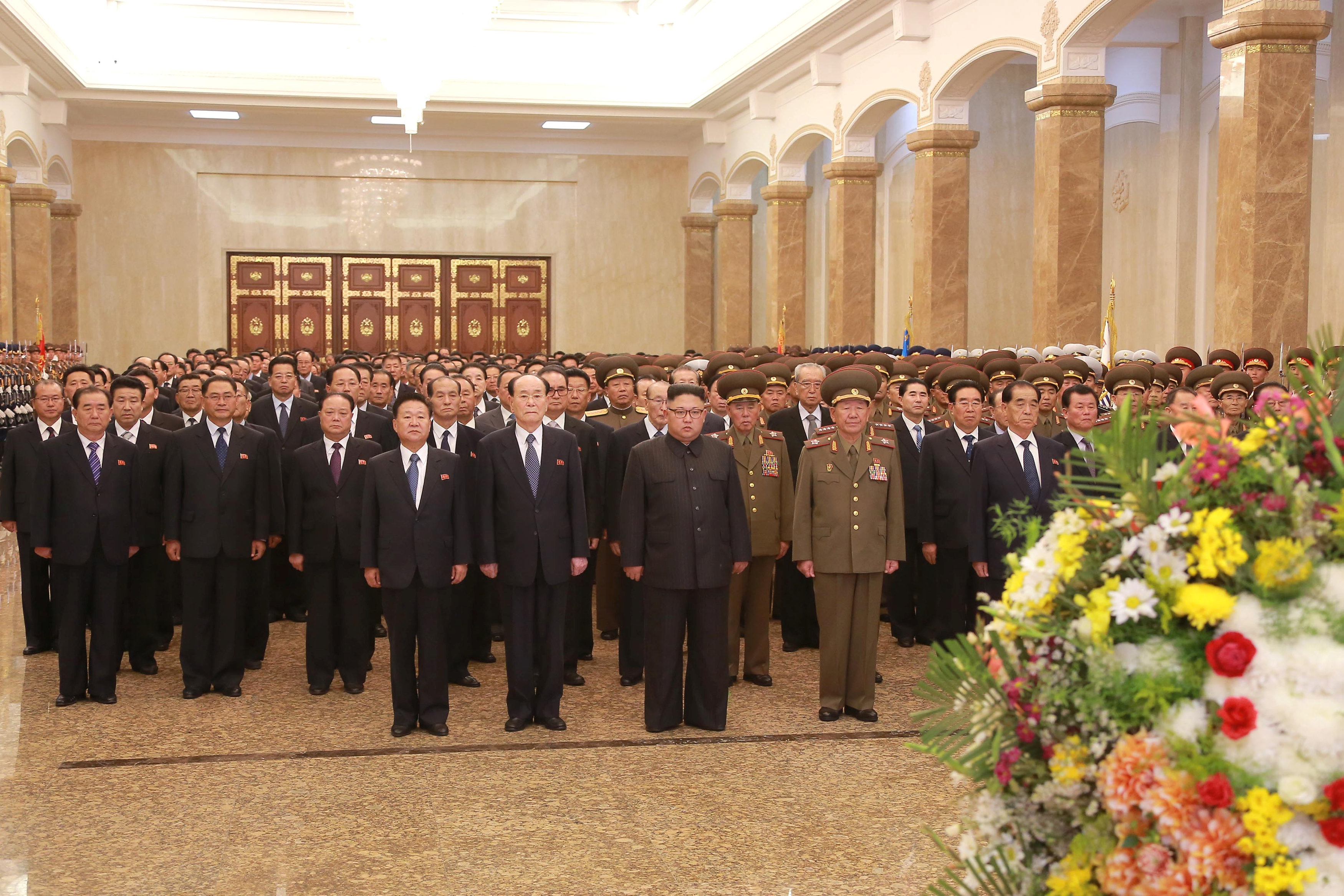 اجتماع زعيم كوريا الشمالية بالقادة السياسين والعسكرين