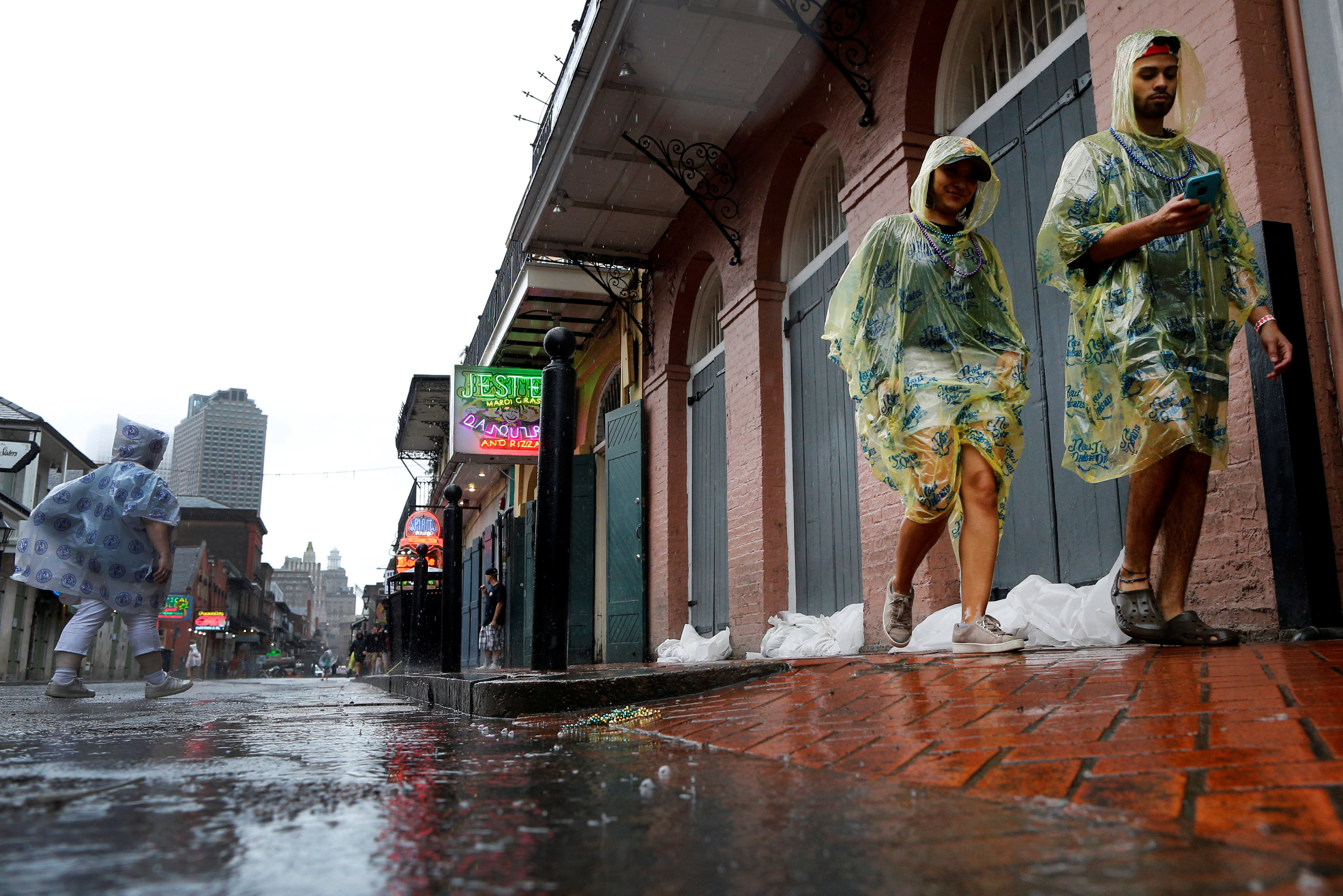مواطنون يرتدون أكياس بلاستيك لحمايتهم من الأمطار فى لويزيانا