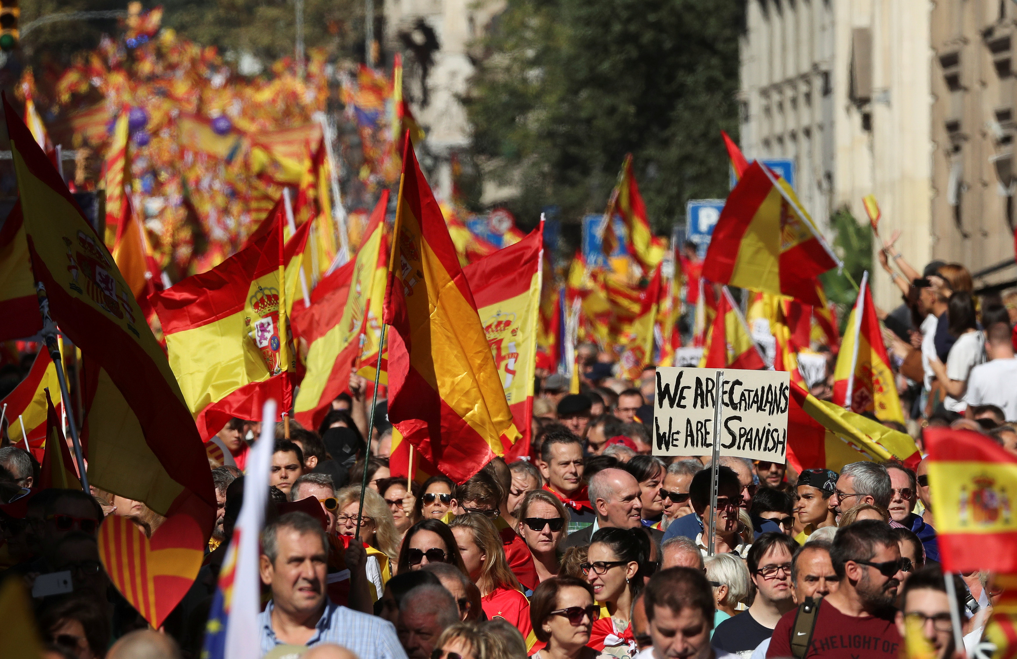 احتشاد الآلاف فى إسبانيا لرفض انفصال كتالونيا ودعم وحدة بلادهم
