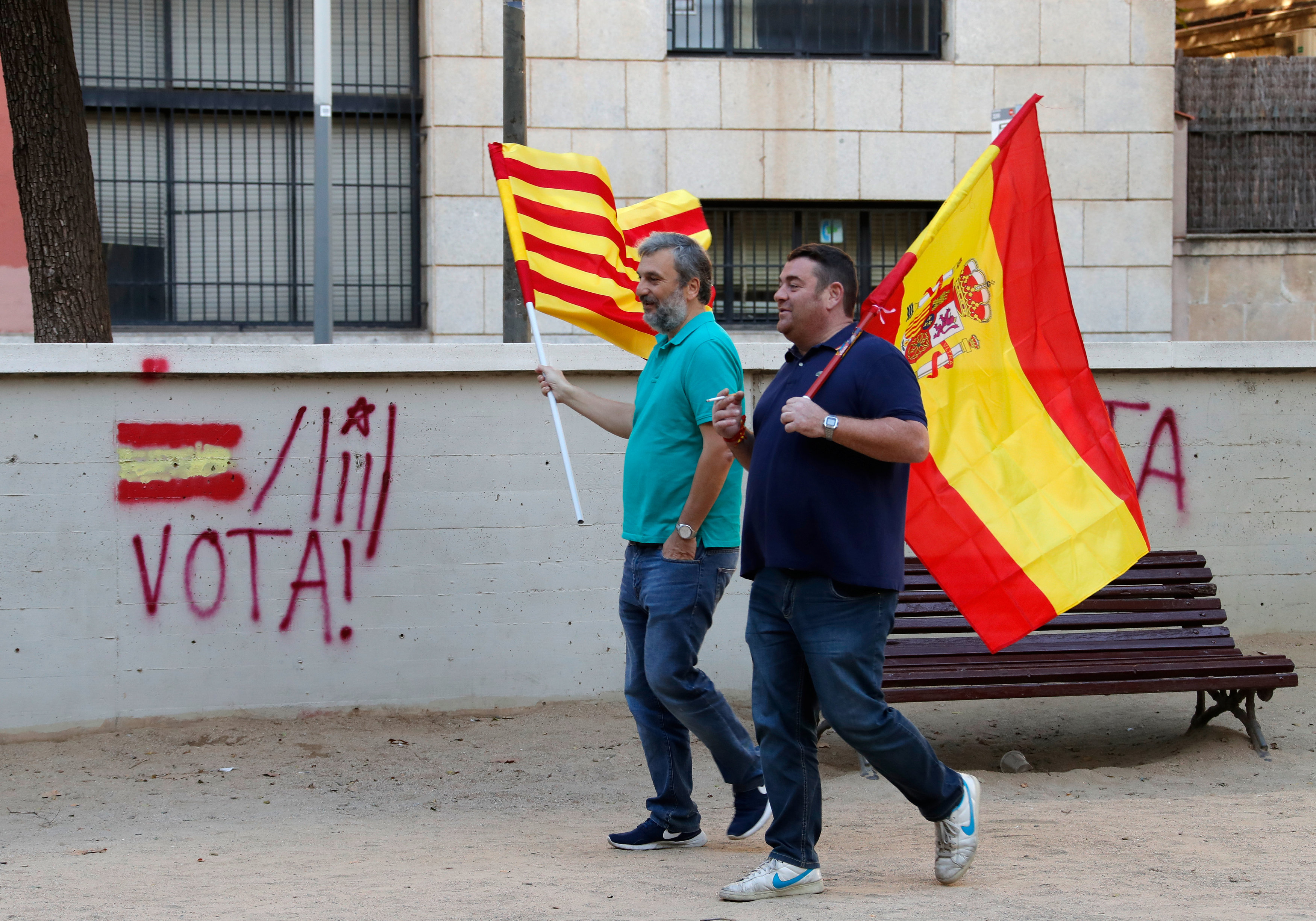 رجلان يحملان علم إسبانيا