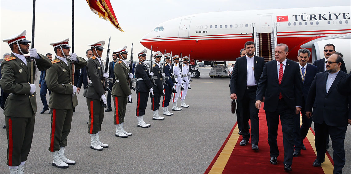 أردوغان لدى وصوله مطار مهر أباد وفى استقباله وزير الصناعة