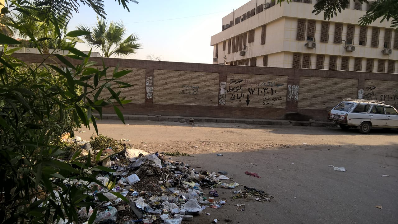 القمامة بالقرب من أبواب مستشفى النصر بحلوان