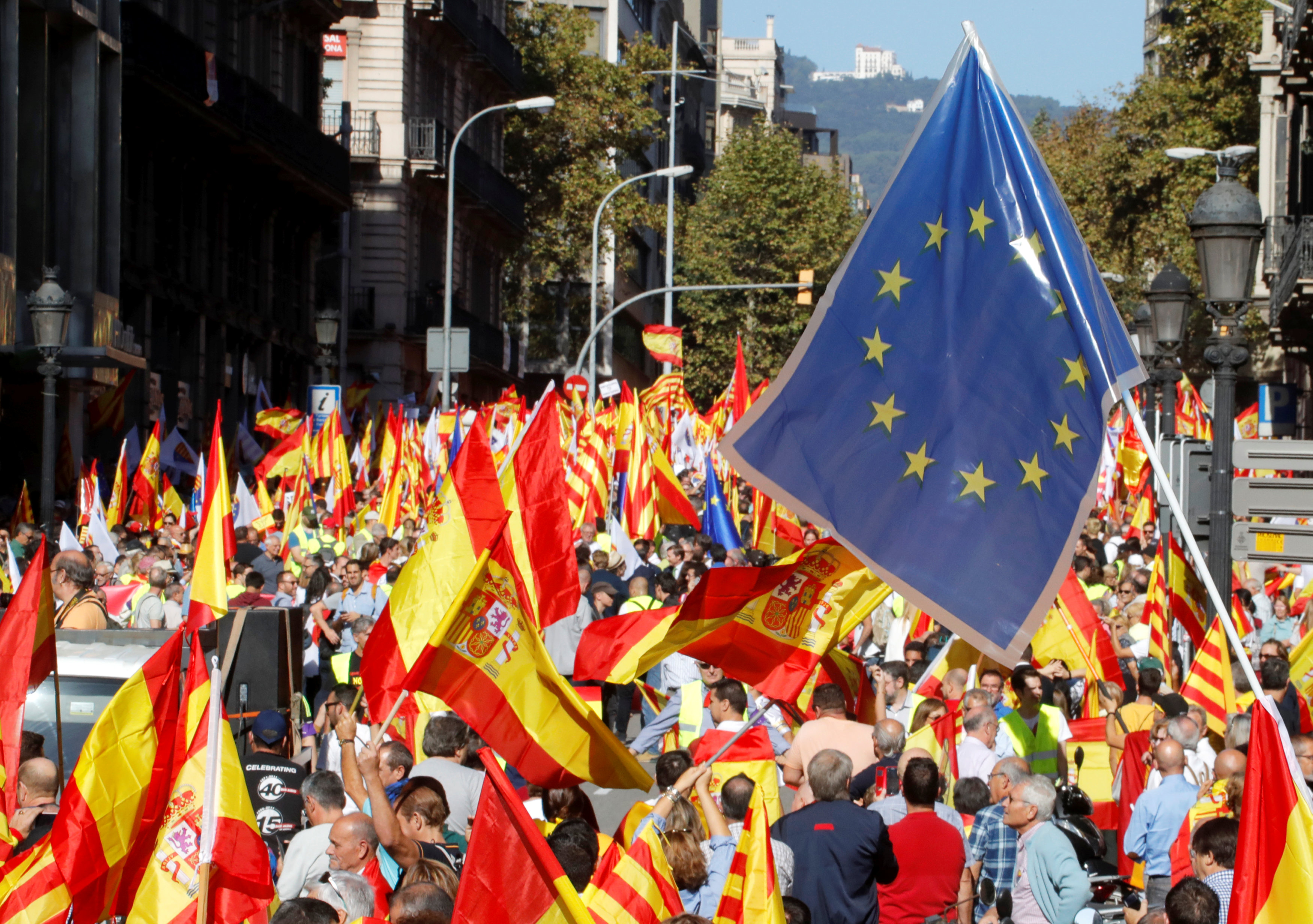اعلام اسبانيا بجوار علم الاتحاد الاوروبى