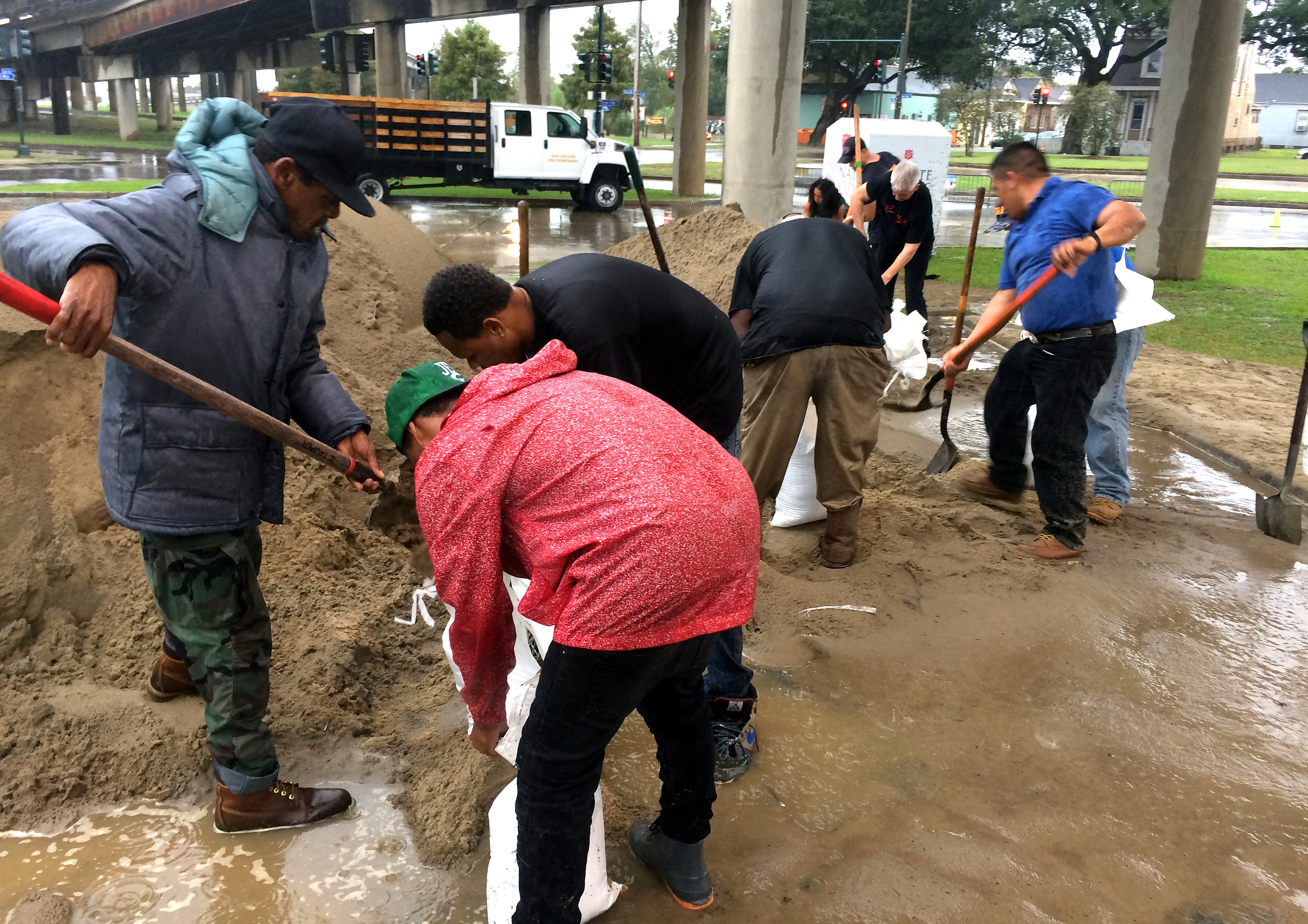 مواطنو لويزيانا يجمعون أجولة الرمال استعدادا للاعصار