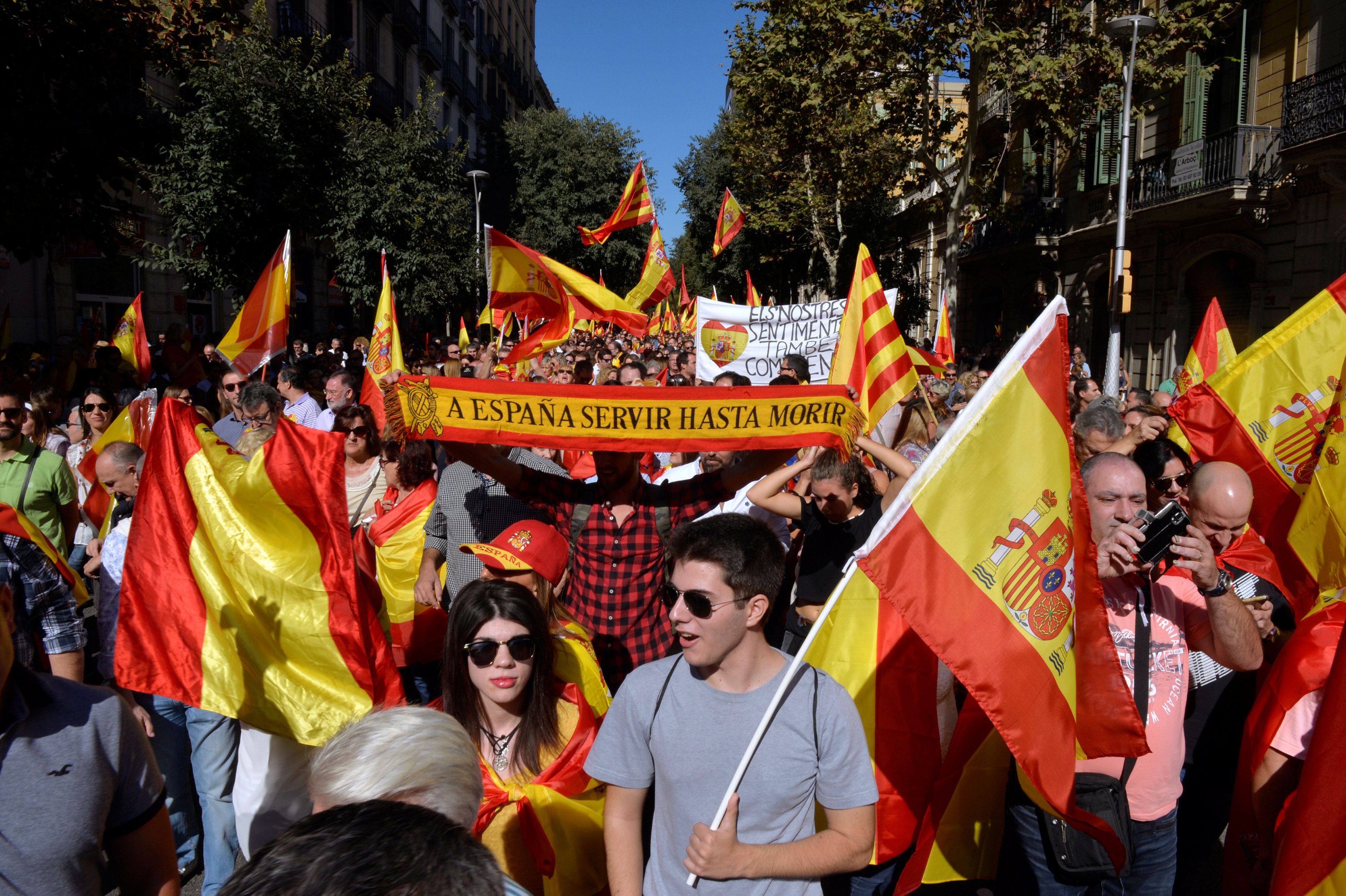 عشرات الآلاف يحتشدون فى إسبانيا لرفض انفصال كتالونيا ودعم وحدة بلادهم