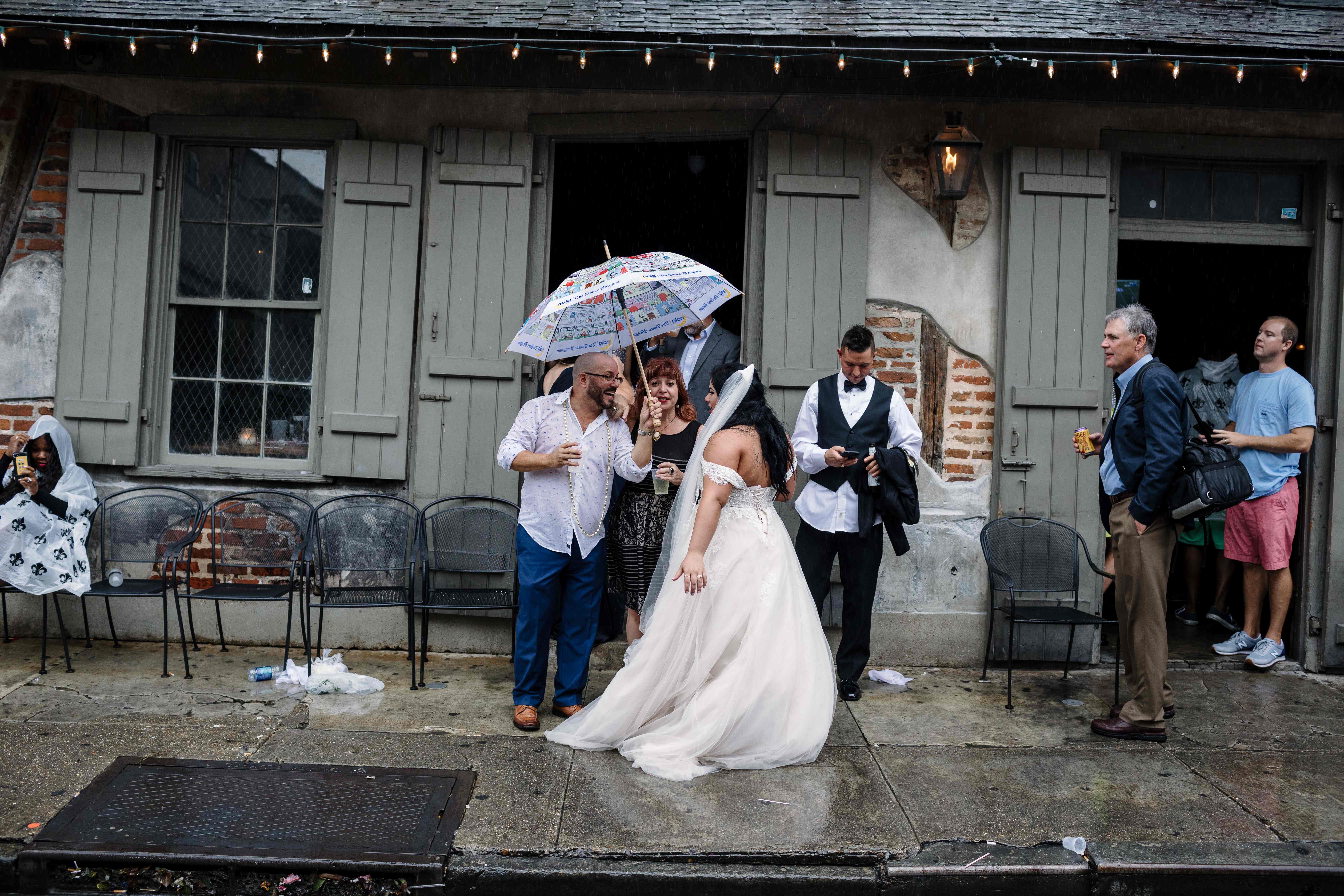 حفل زفاف ظهرا تخوفا من وصول إعصار نايت لمدينة نيو أورليانز الأمريكية