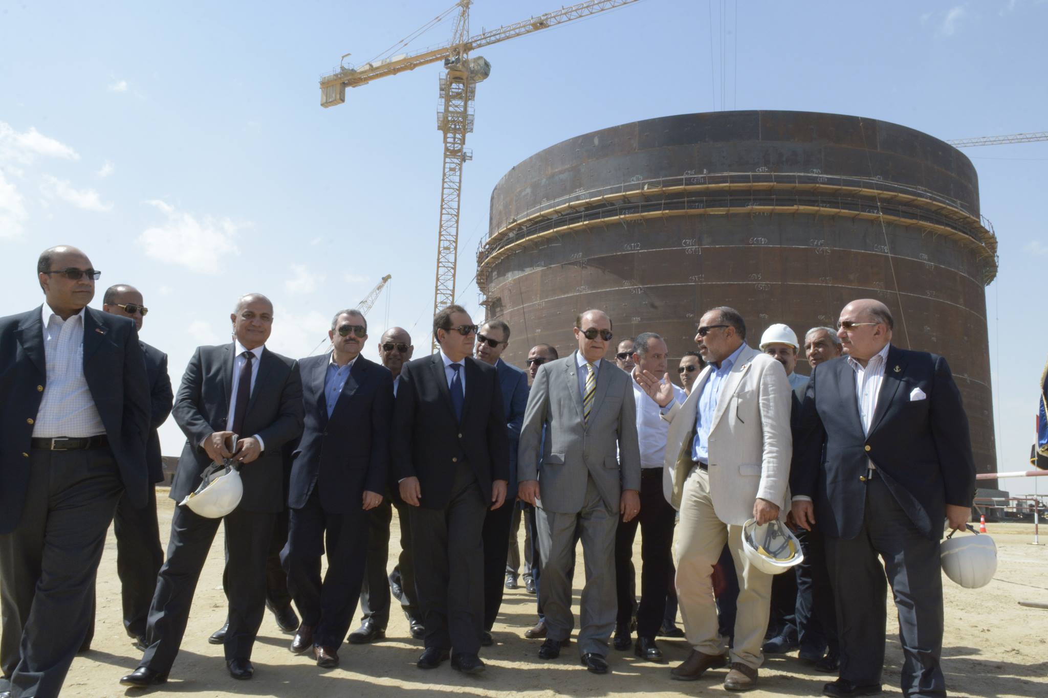 وزير البترول  مع الفريق مميش أثناء تفقدهم أعمال مشروع محطة سونكر