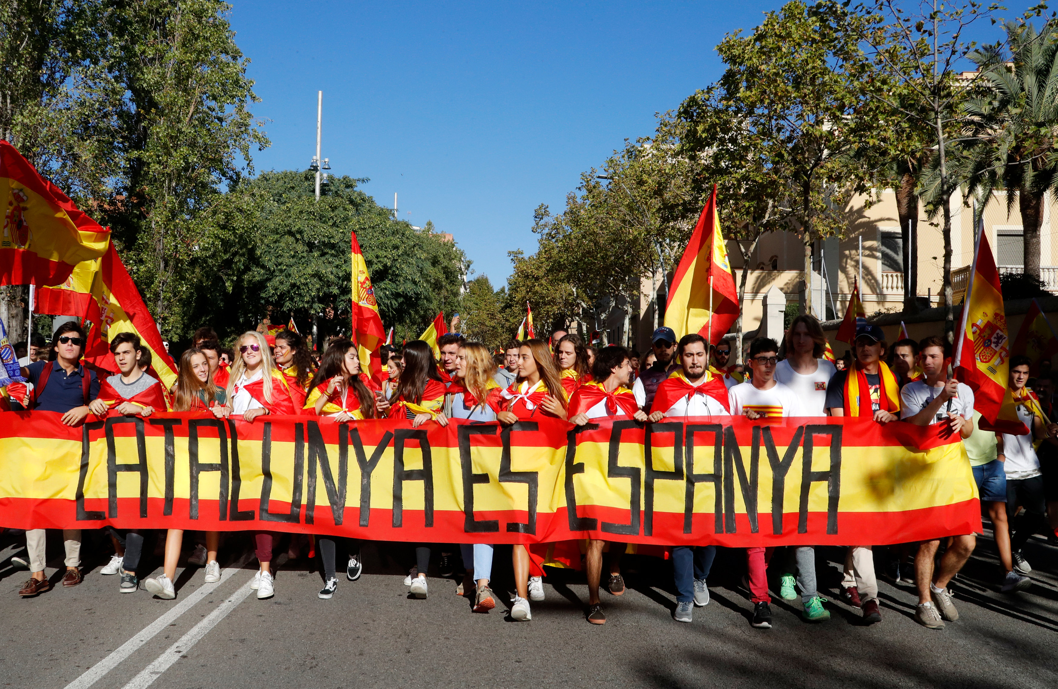 جميلات إسبانيا يتصدرون صفوف المظاهرة