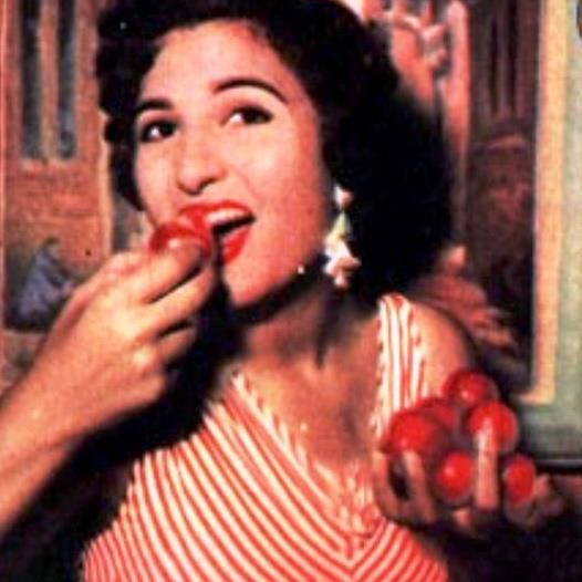 نعيمة عاكف (1)