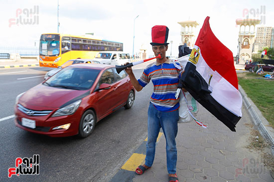  صديقان يرفعان علم مصر على كوبرى ستانلى
