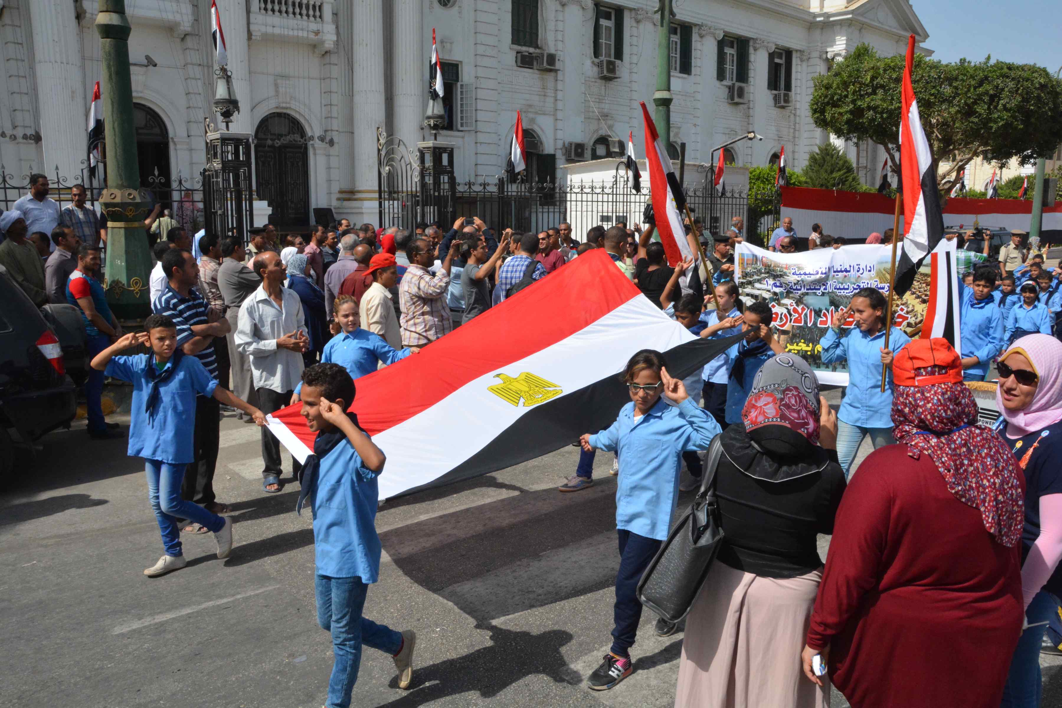 محافظ المنيا يشهد احتفال التربية والتعليم بذكرى نصر أكتوبر (2)