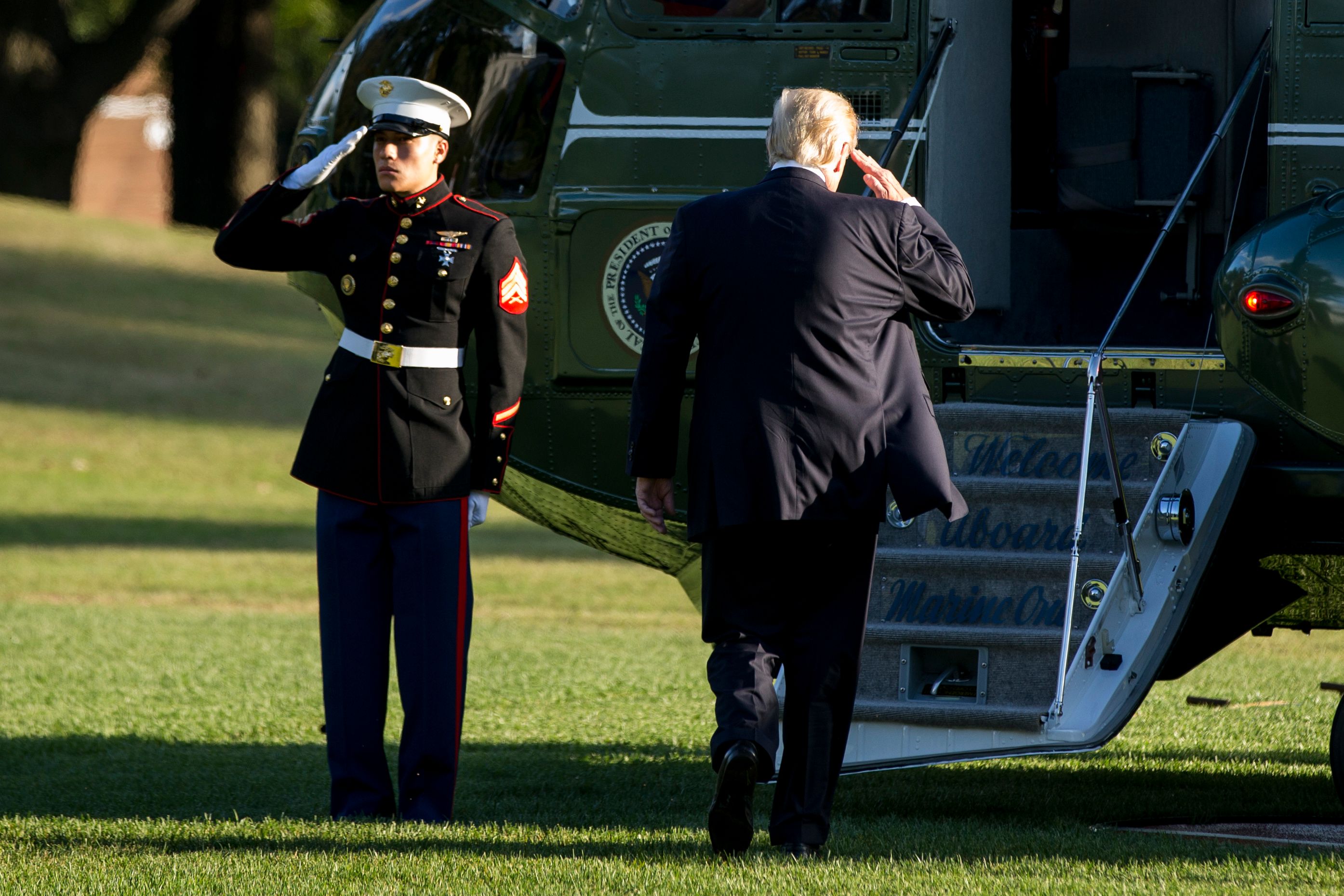 ترامب يؤدى التحية العسكرية للحرس قبل صعوده للطائرة