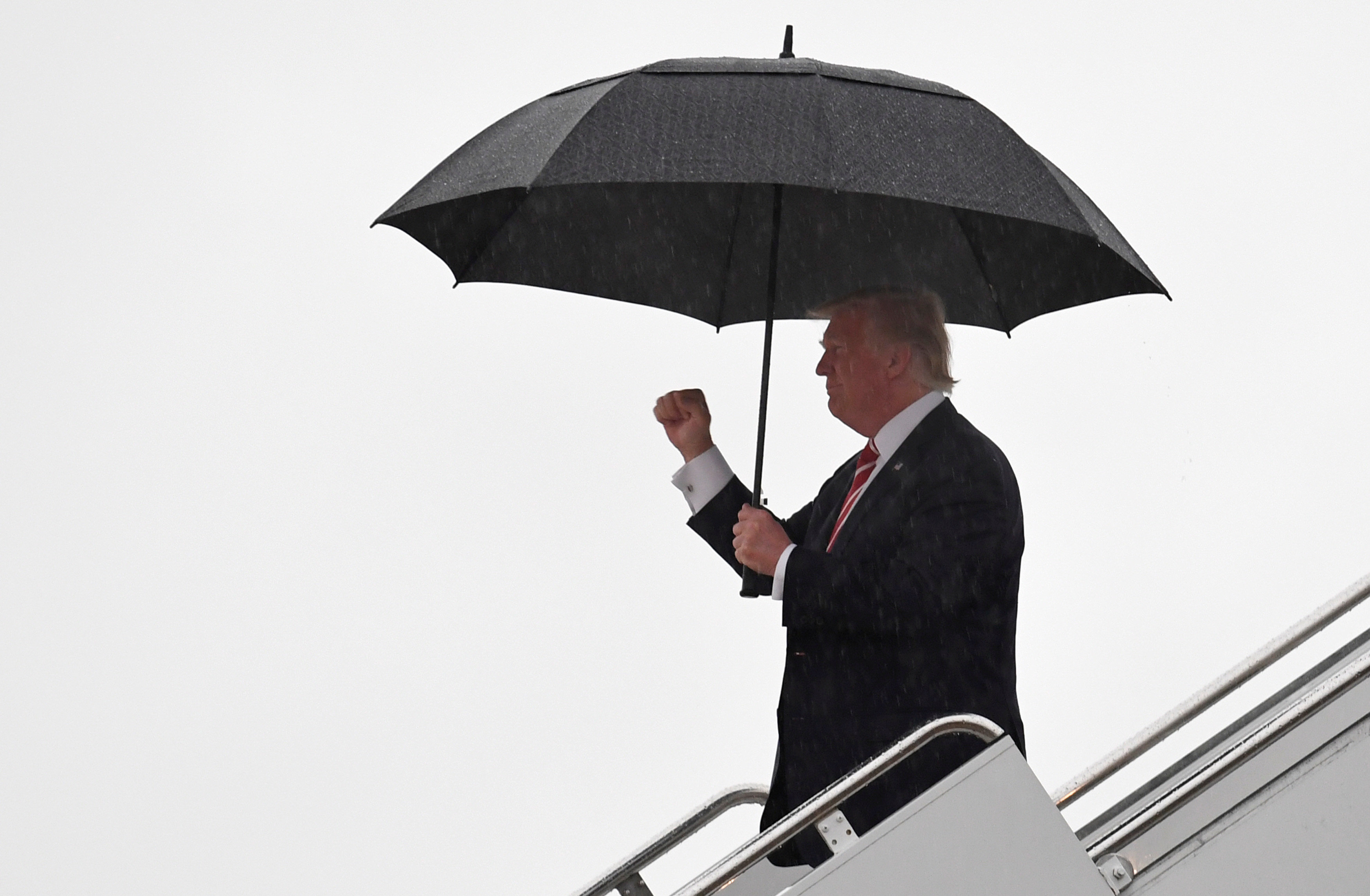 ترامب يهبط من الطائرة الرئاسية فى ولاية كارولاينا الشمالية