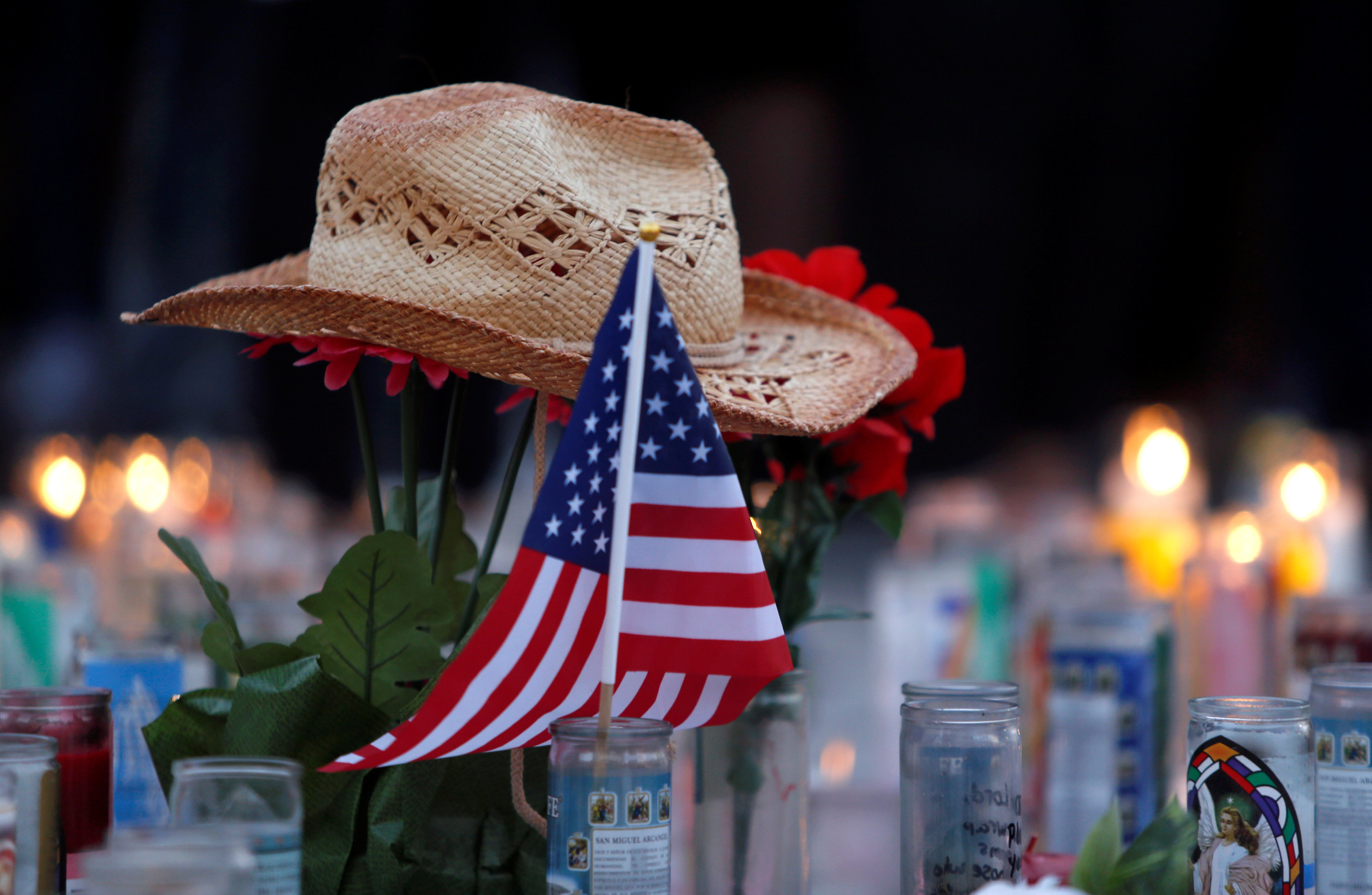 علم أمريكا وقبعة ووردة فى وقفة إحياء ذكرى حادث لاس فيجاس
