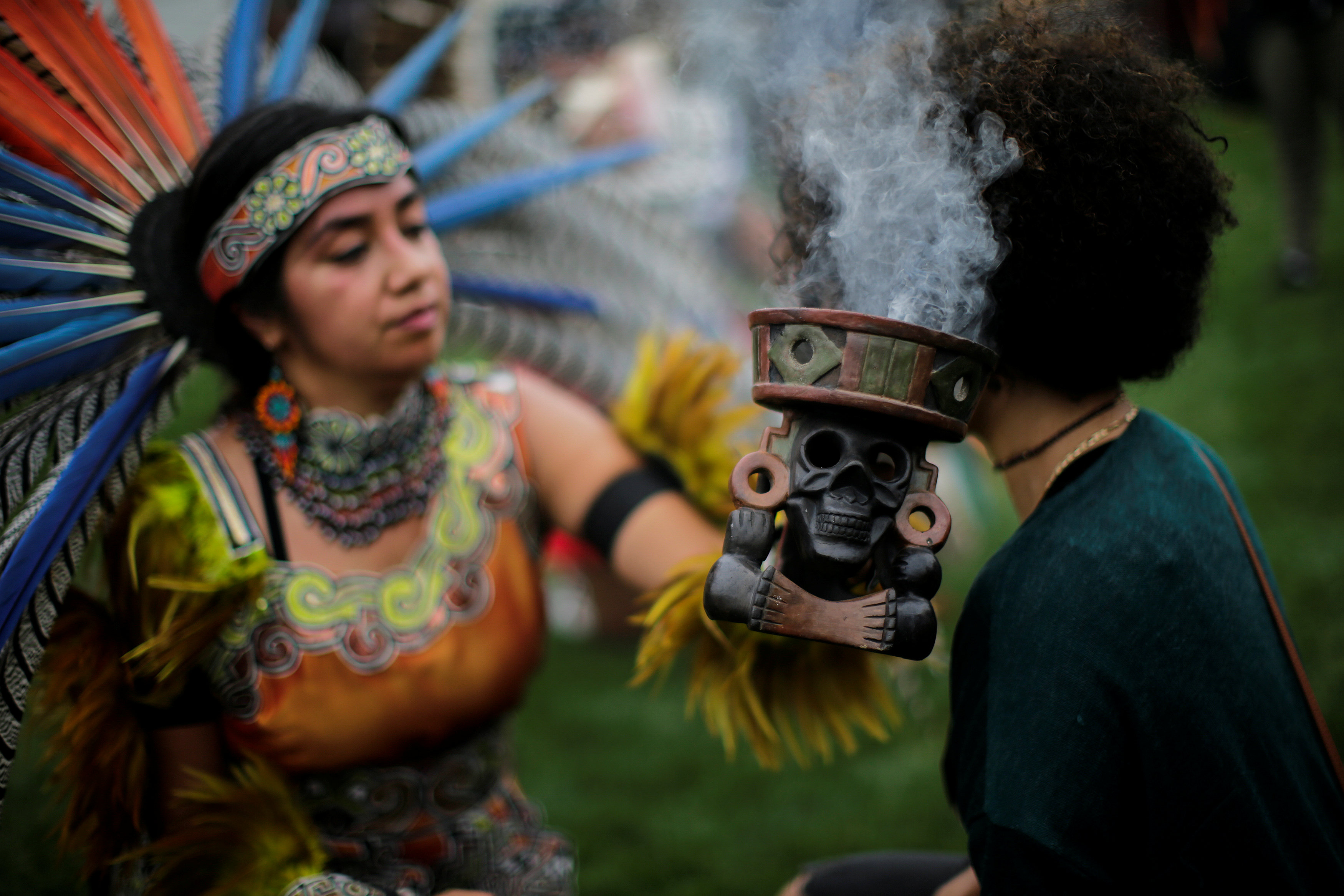سيدة تحمل بخور خلال احتفالات سكان أمريكا الأصليين