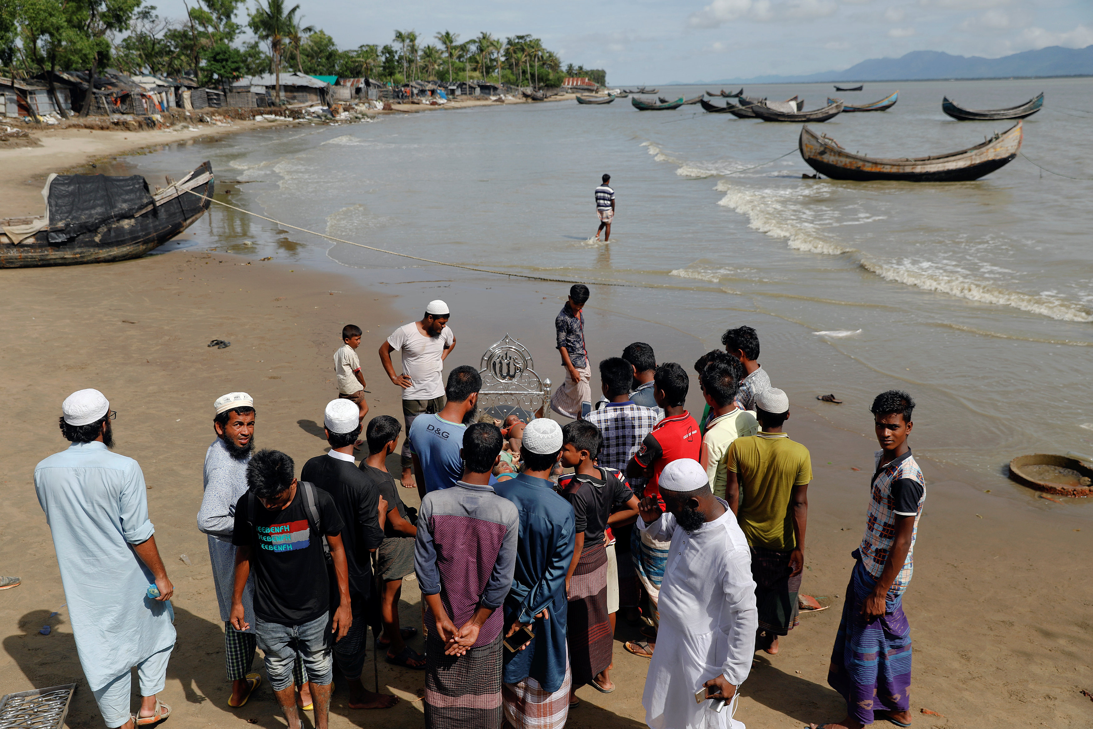 انتشال جثامين غرقى الروهينجا على شاطئ ساحل بنجلادش