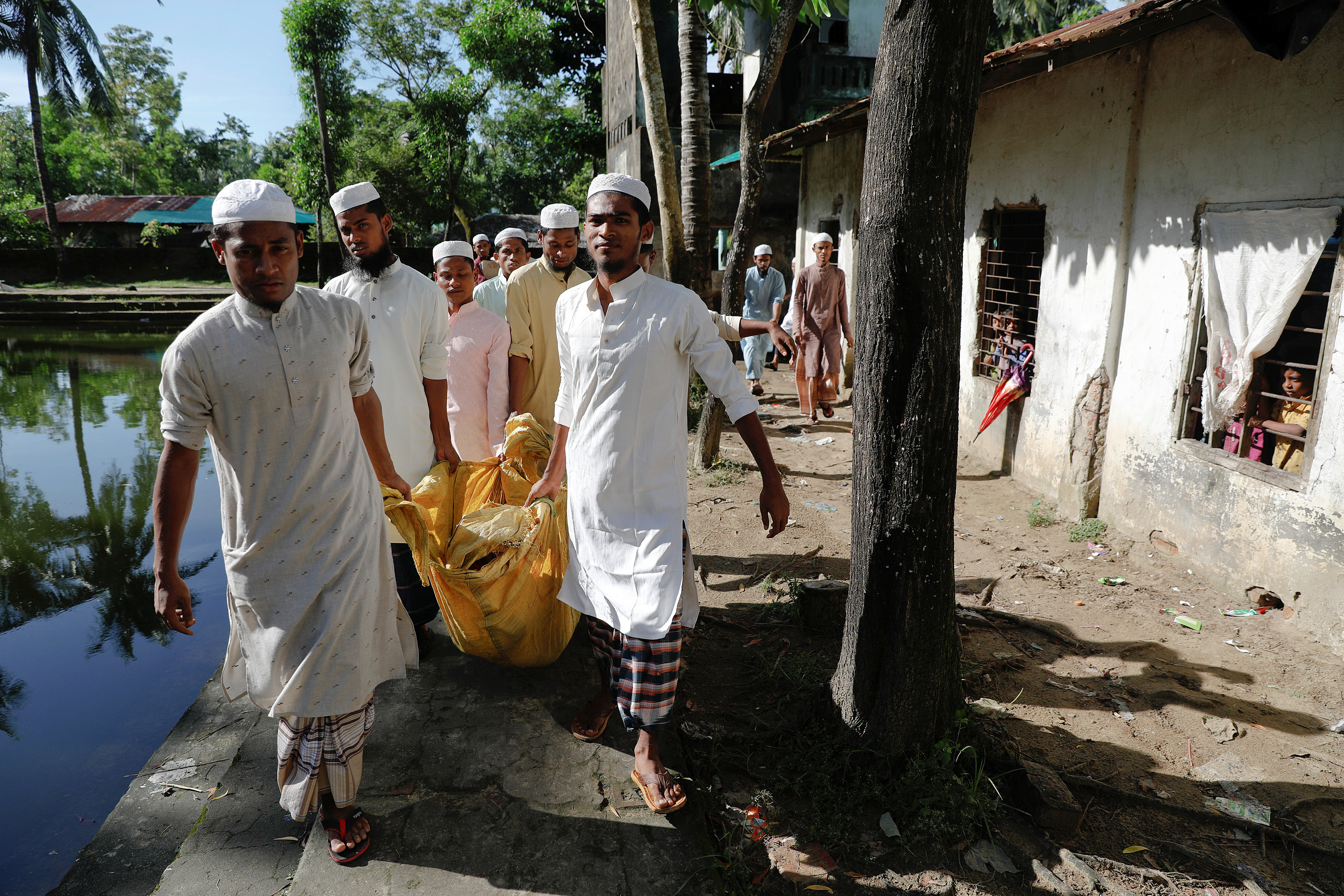 شباب يحملون جثامين غرقى الروهينجا فى بنجلادش
