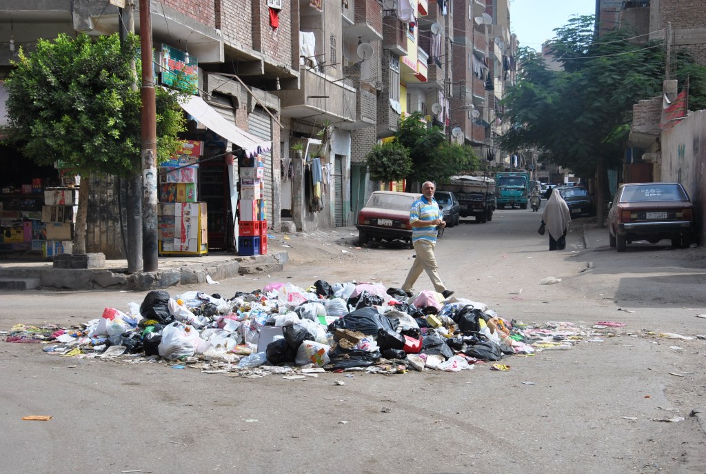 أكوام قمامة تنتظر عمال النظافة