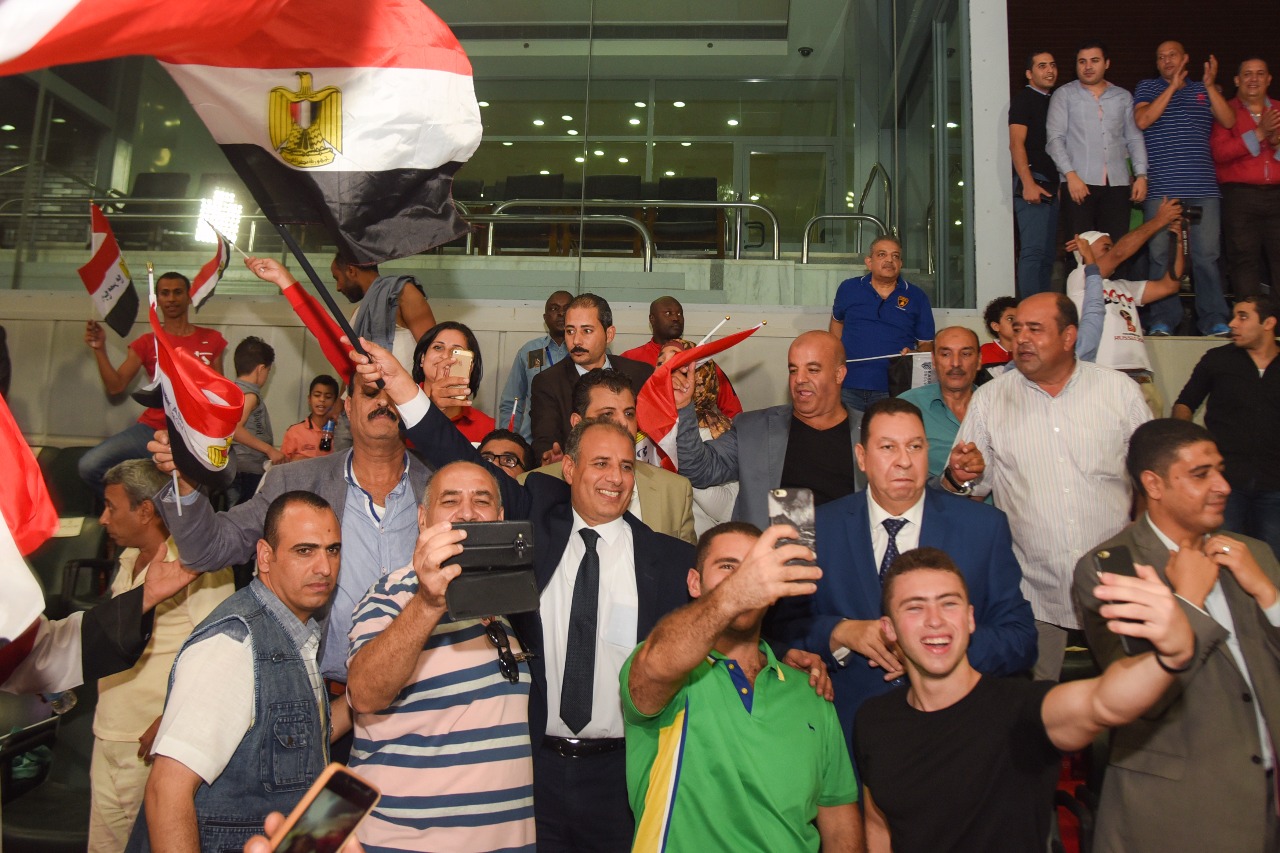 محمد سلطان يرفع علم مصر من مدرجات برج العرب