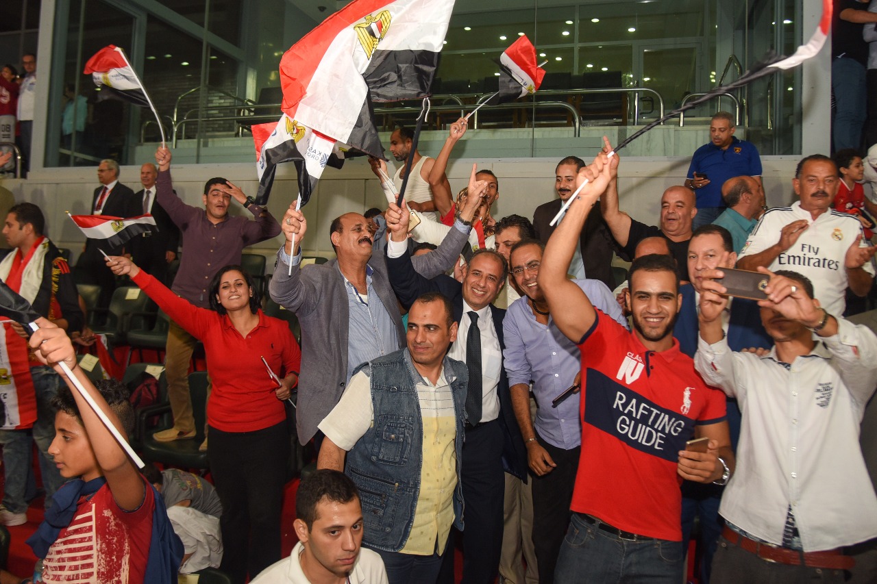 محافظ اسكندرية يرفع علم مصر