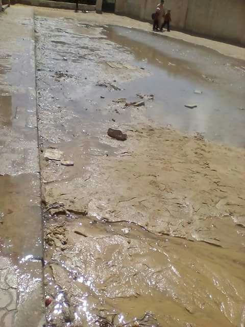 مياه الصرف بفناء المدرسة