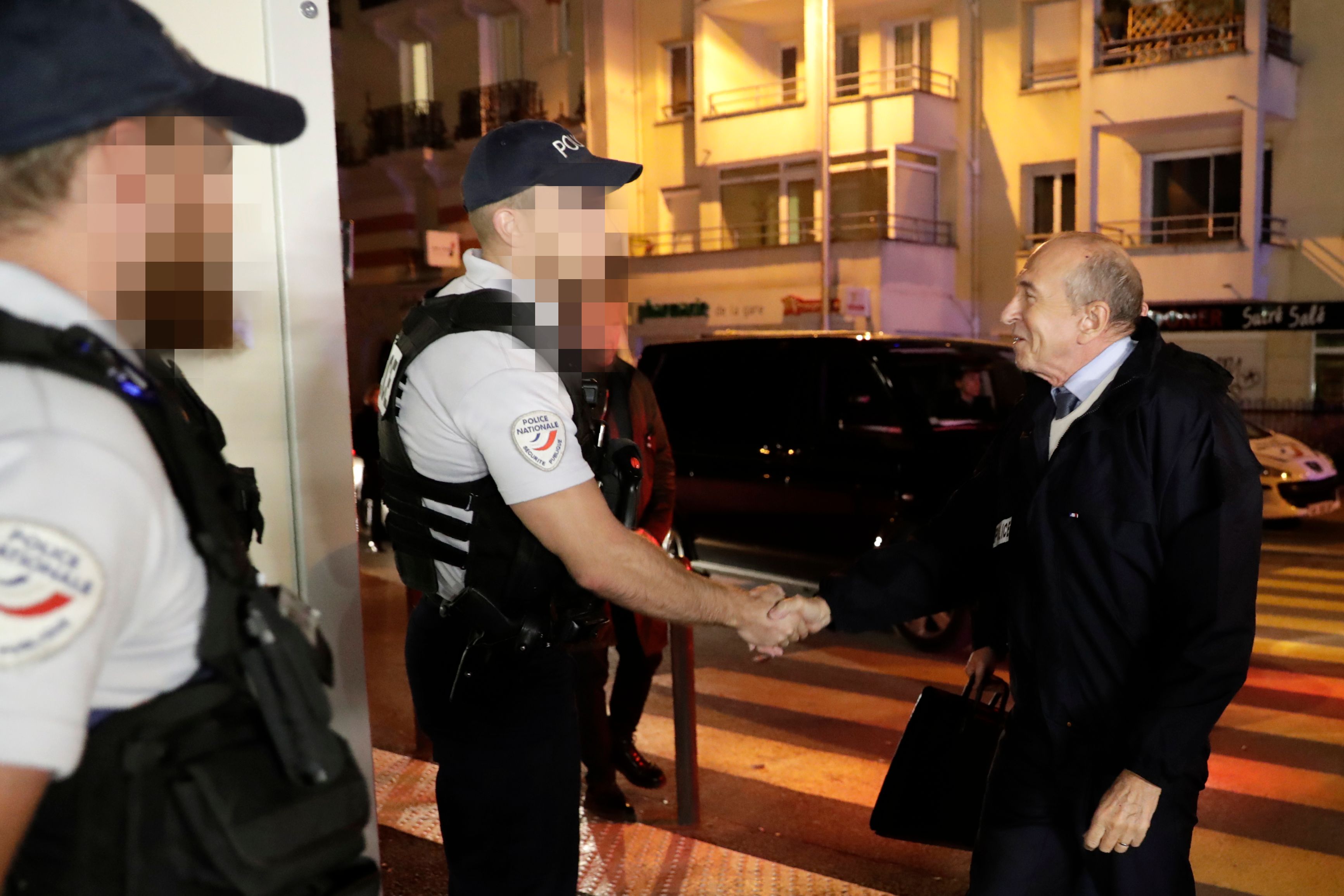 وزير الداخلية الفرنسى يصافح رجال مكافحة الجريمة