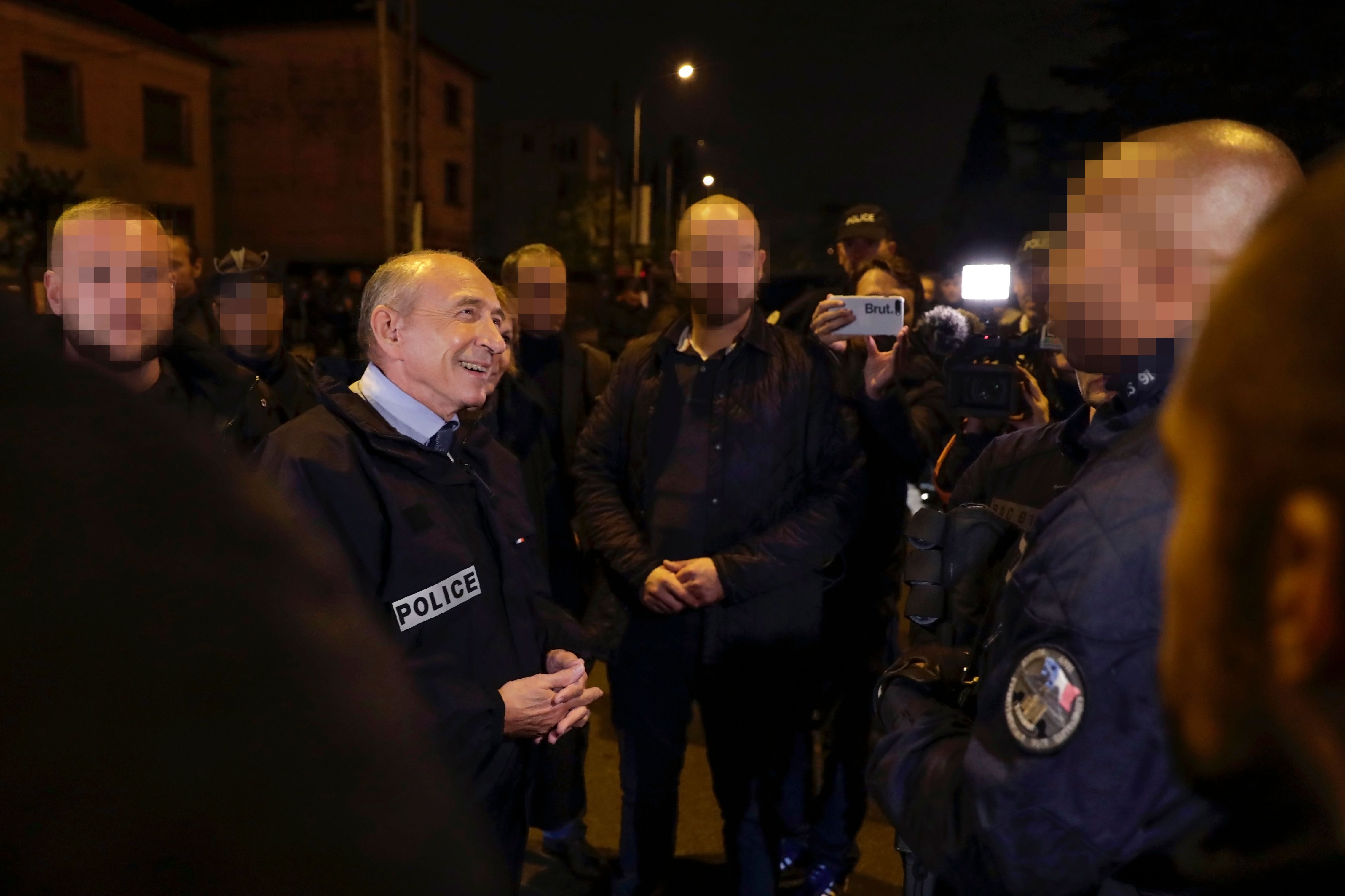 وزير الداخلية الفرنسى يتحدث مع رجال الشرطة خلال جولته