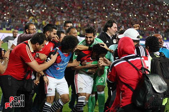 أحمد الشناوى يحتفل مع زملائه بالتأهل للمونديال
