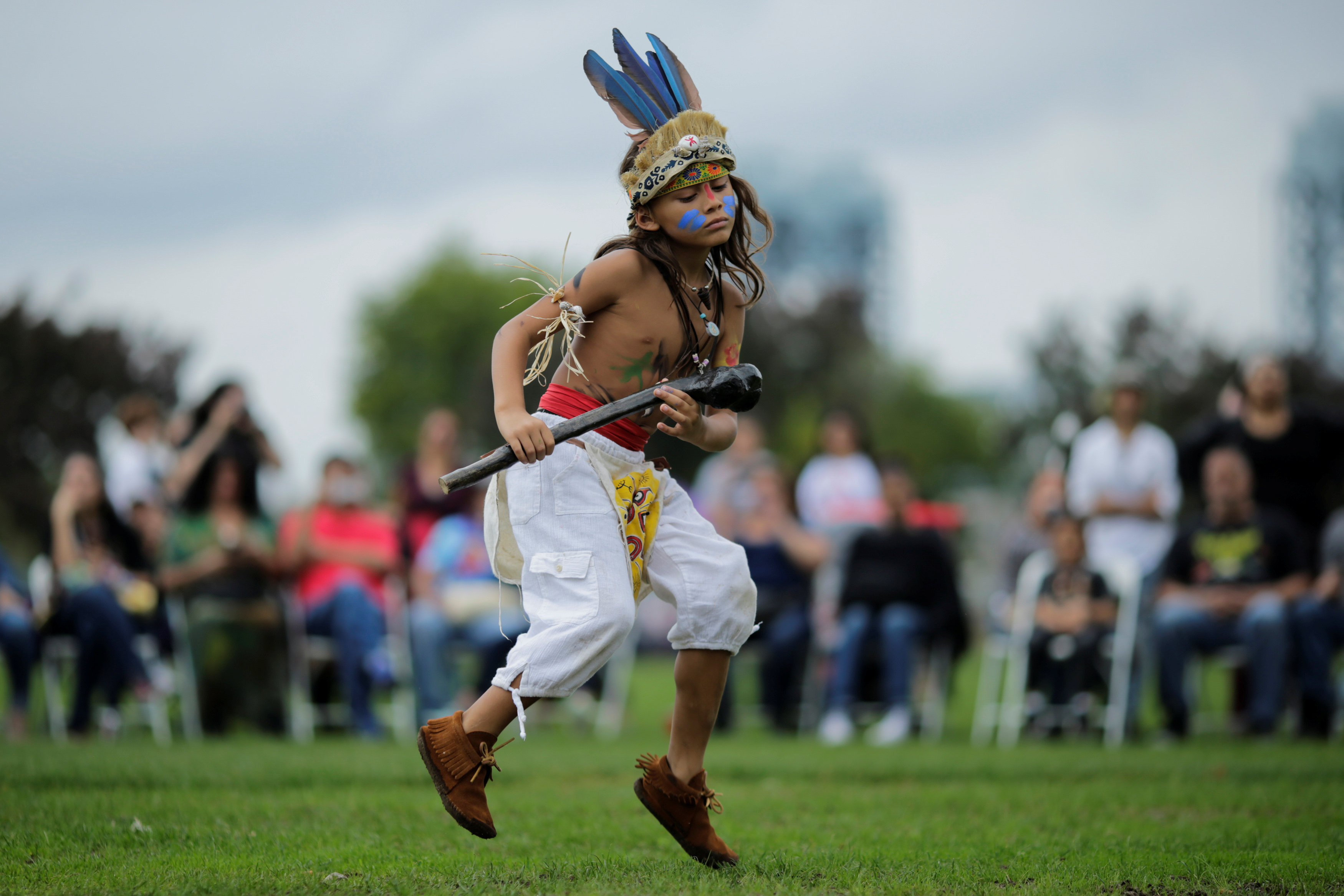 طفل يؤدى رقصة شعبية للسكان الأصليين بأمريكا