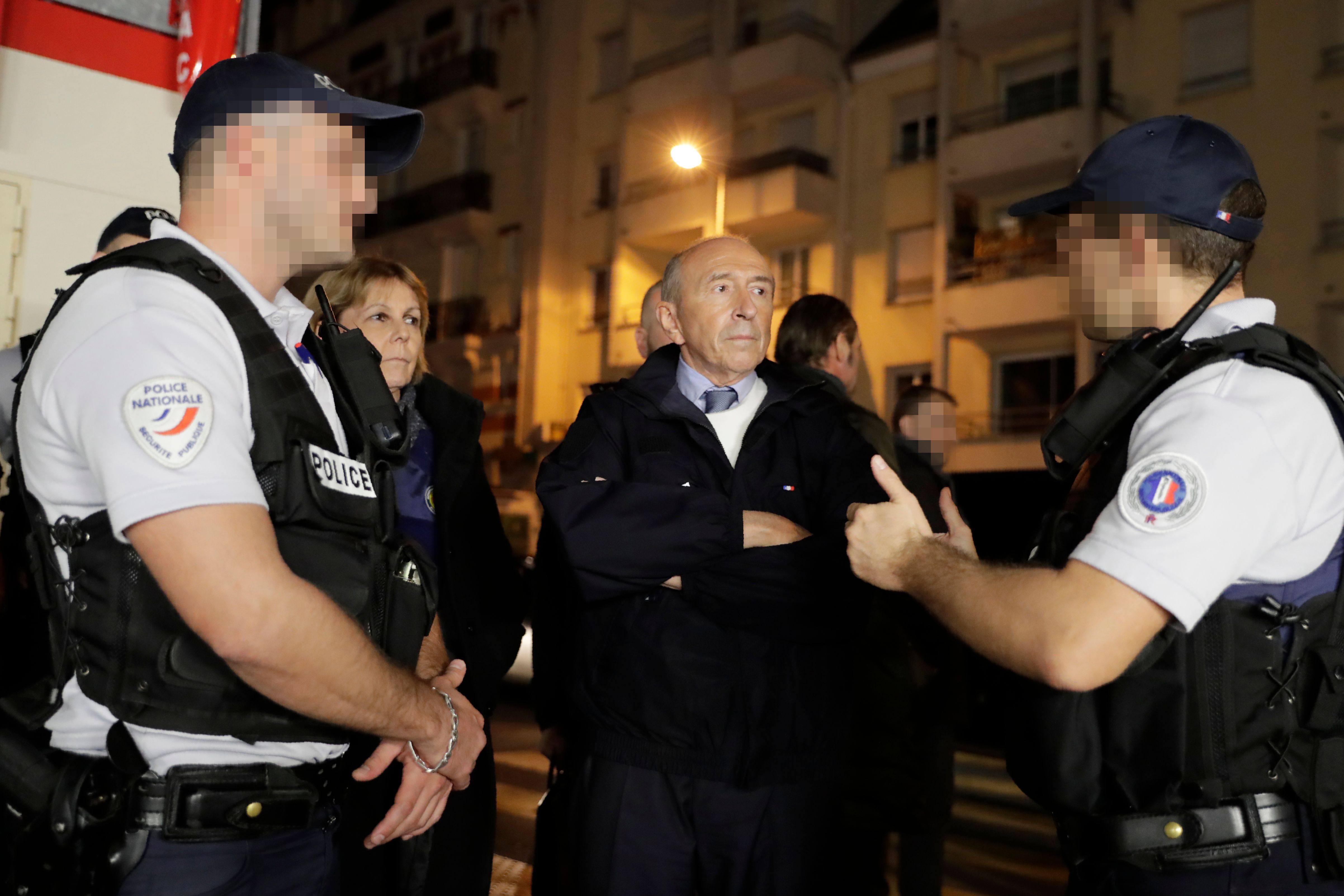 وزير داخلية فرنسا يتحدث إلى رجال وحدة مكافحة الجريمة