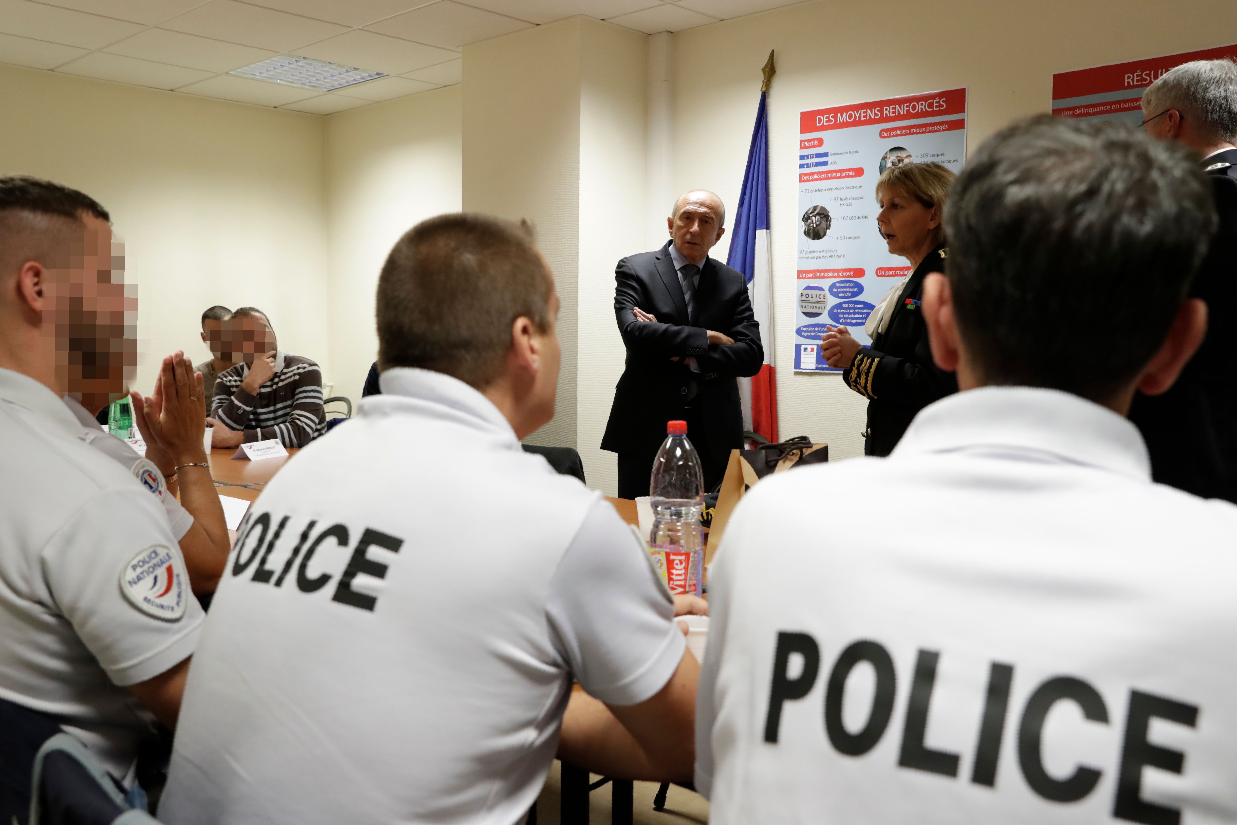 وزير الداخلية الفرنسى يستمع لرجال وحدة مكافحة الجريمة
