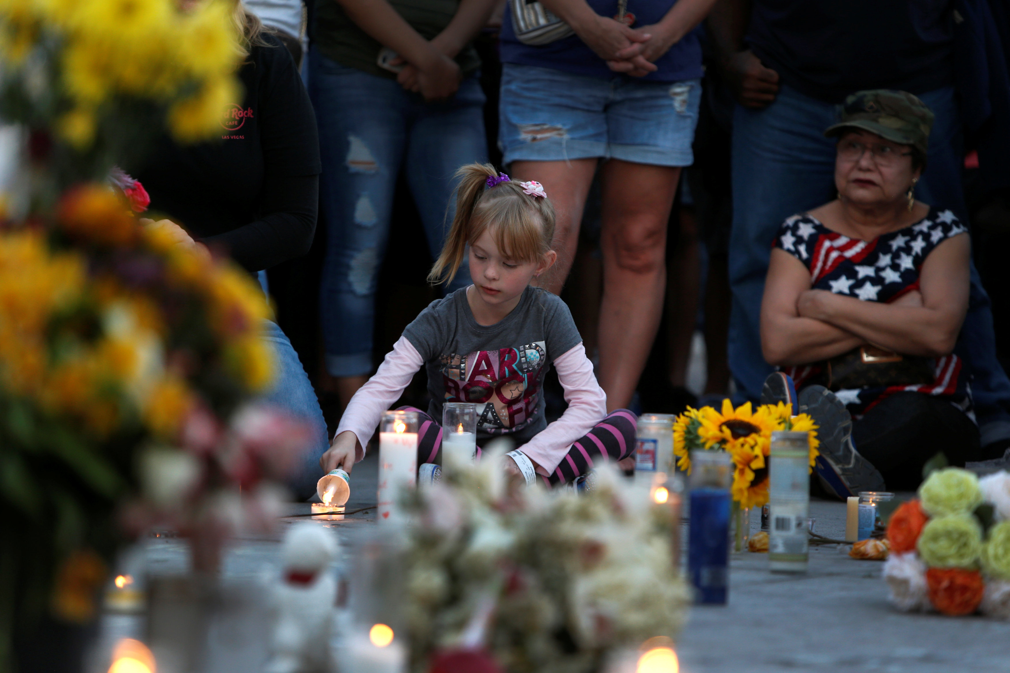 طفلة تشعل الشموع فى وقفة إحياء حادث لاس فيجاس
