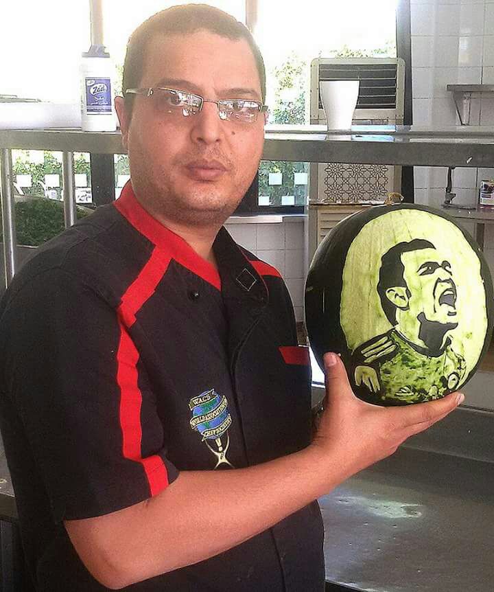 الشيف محمد يسرى يرسم الحضرى على البطيخ