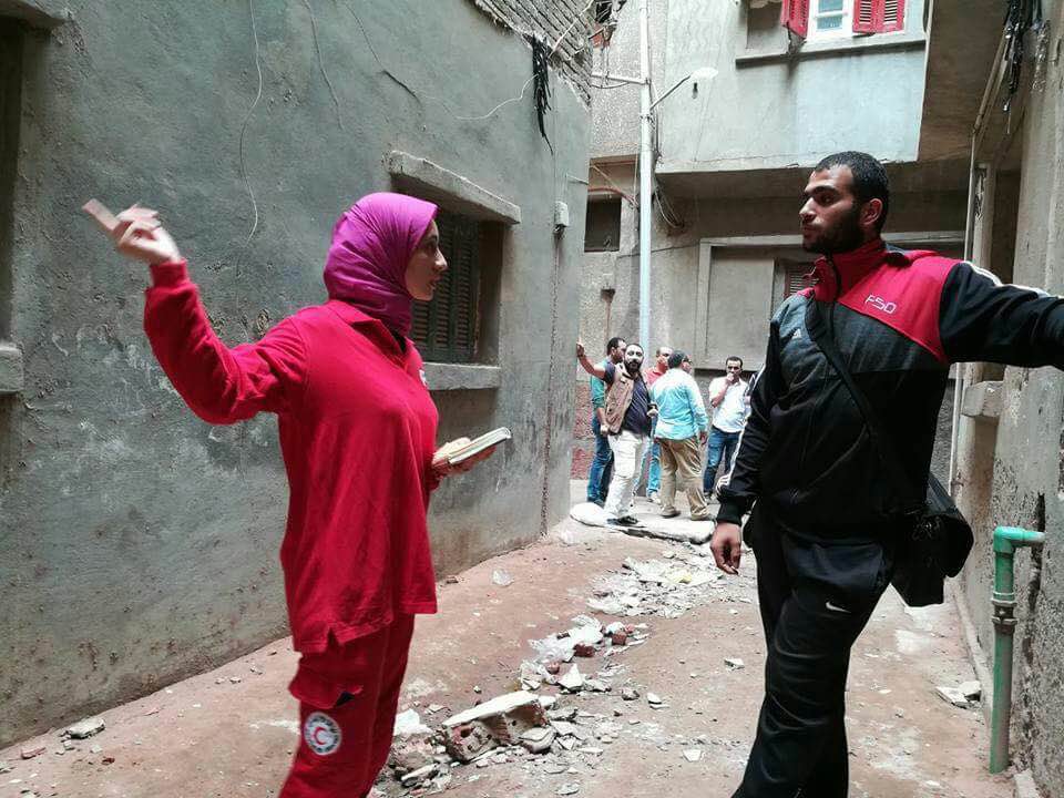 الهلال الأحمر يشارك فى إغاثة المواطنين في حادثة انهيار عقار بالمنصورة  (1)