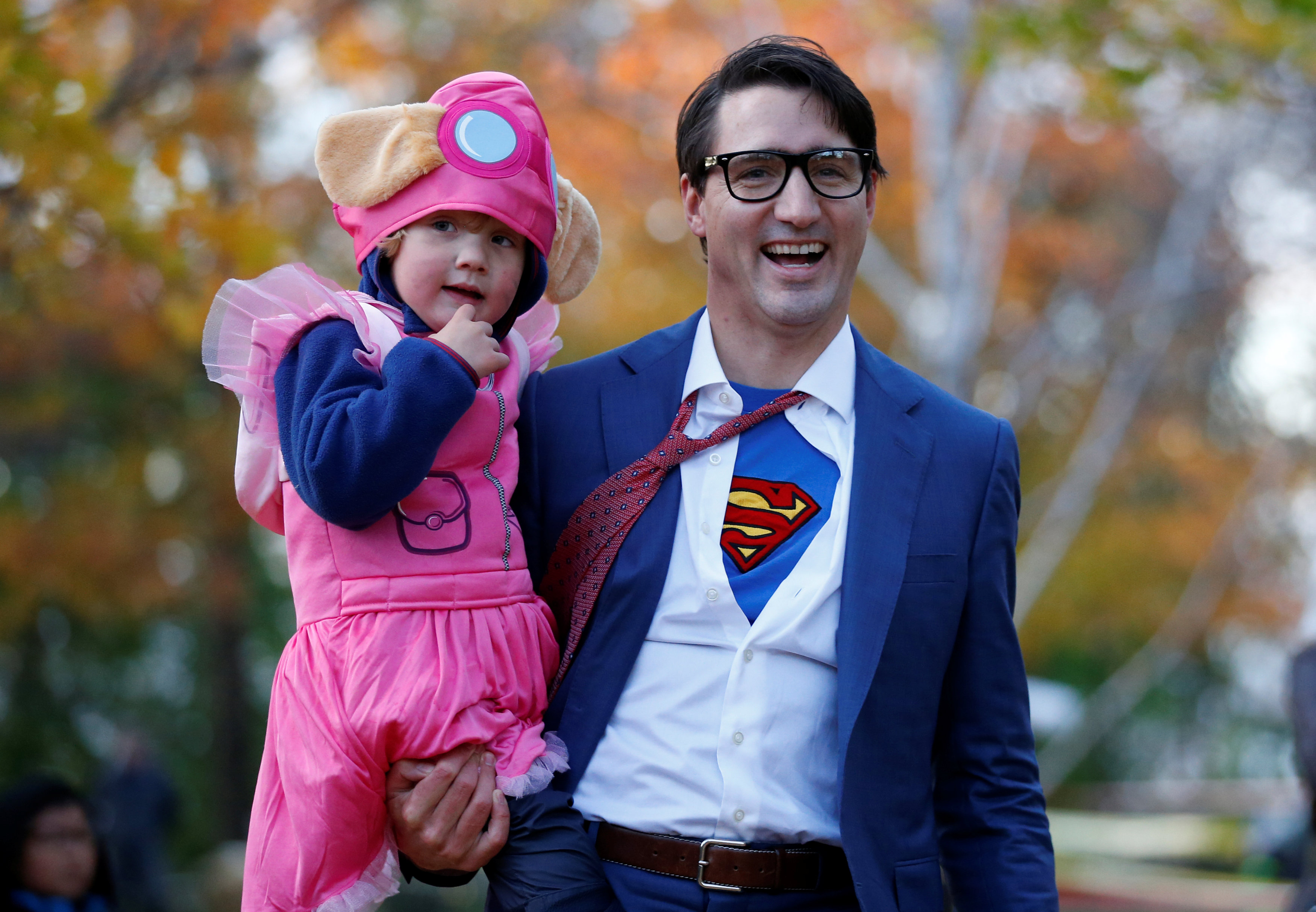 رئيس وزراء كندا يحمل ابنه