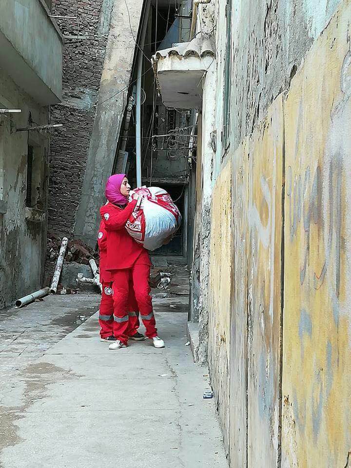 الهلال الأحمر يشارك فى إغاثة المواطنين في حادثة انهيار عقار بالمنصورة  (5)