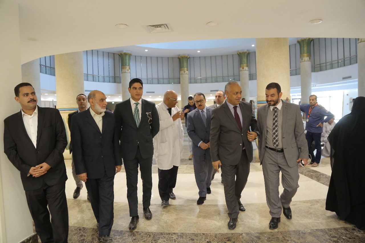 وزير الإتصالات وأبوهشيمة خلال زيارتهما لمستشفي أورام الأقصر