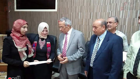 محافظ شمال سيناء يكرم متدربات مشروع فرصة  بالعريش (1)